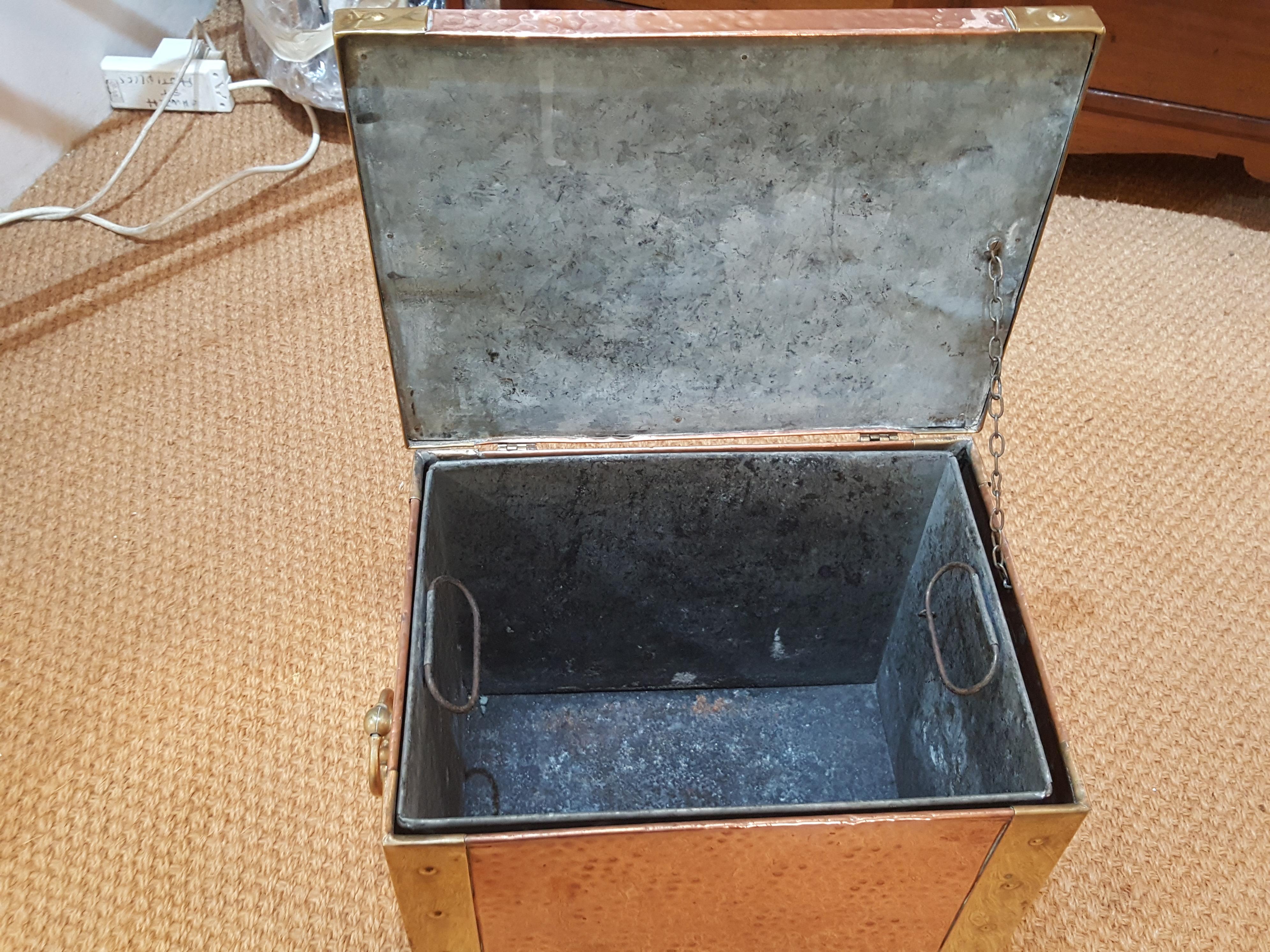Arts and Crafts Arts & Crafts Beaten Copper and Brass Lidded Kindling Box For Sale