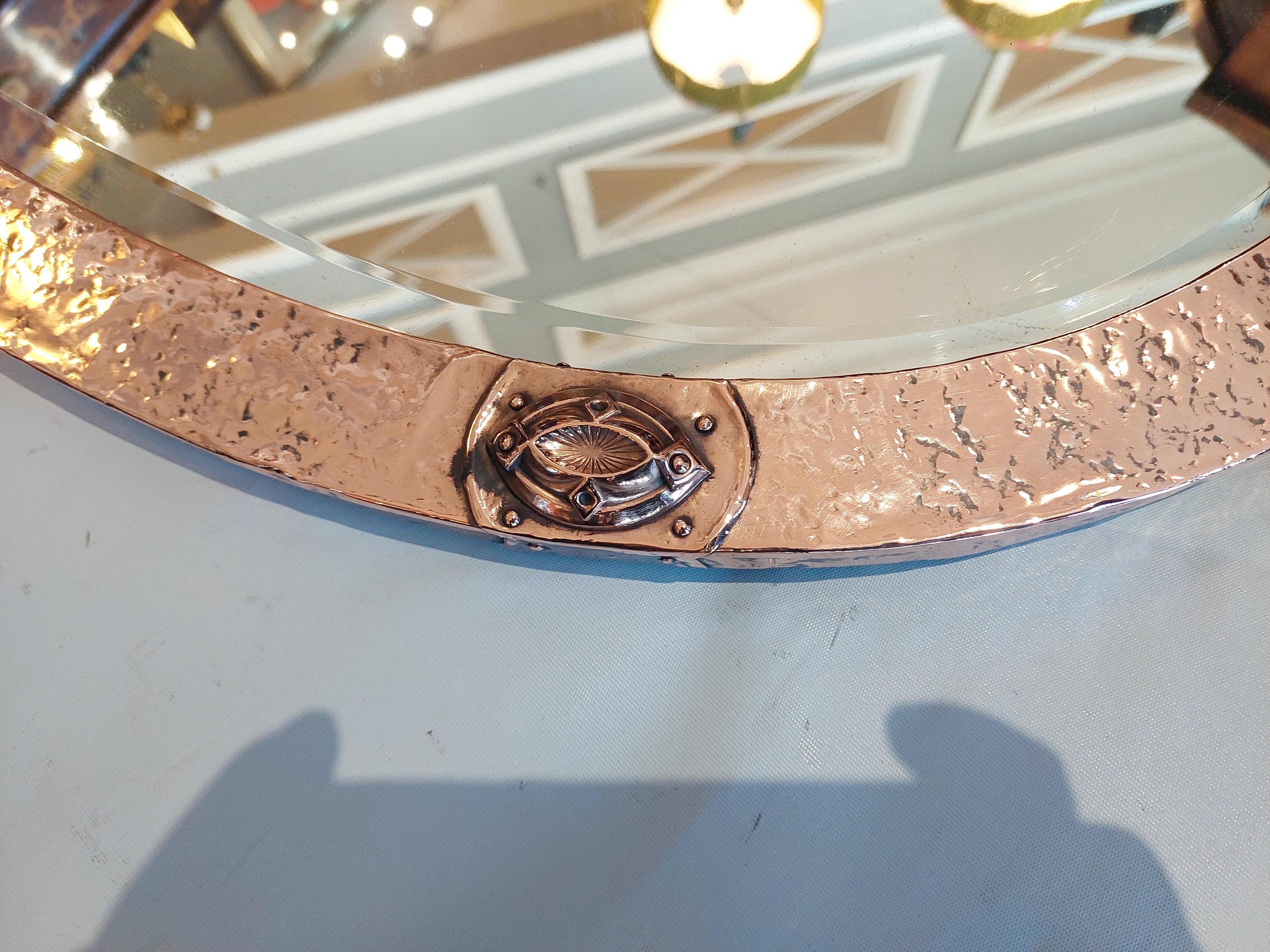 Inglese Specchio con cornice in rame battuto Arts and Crafts in vendita