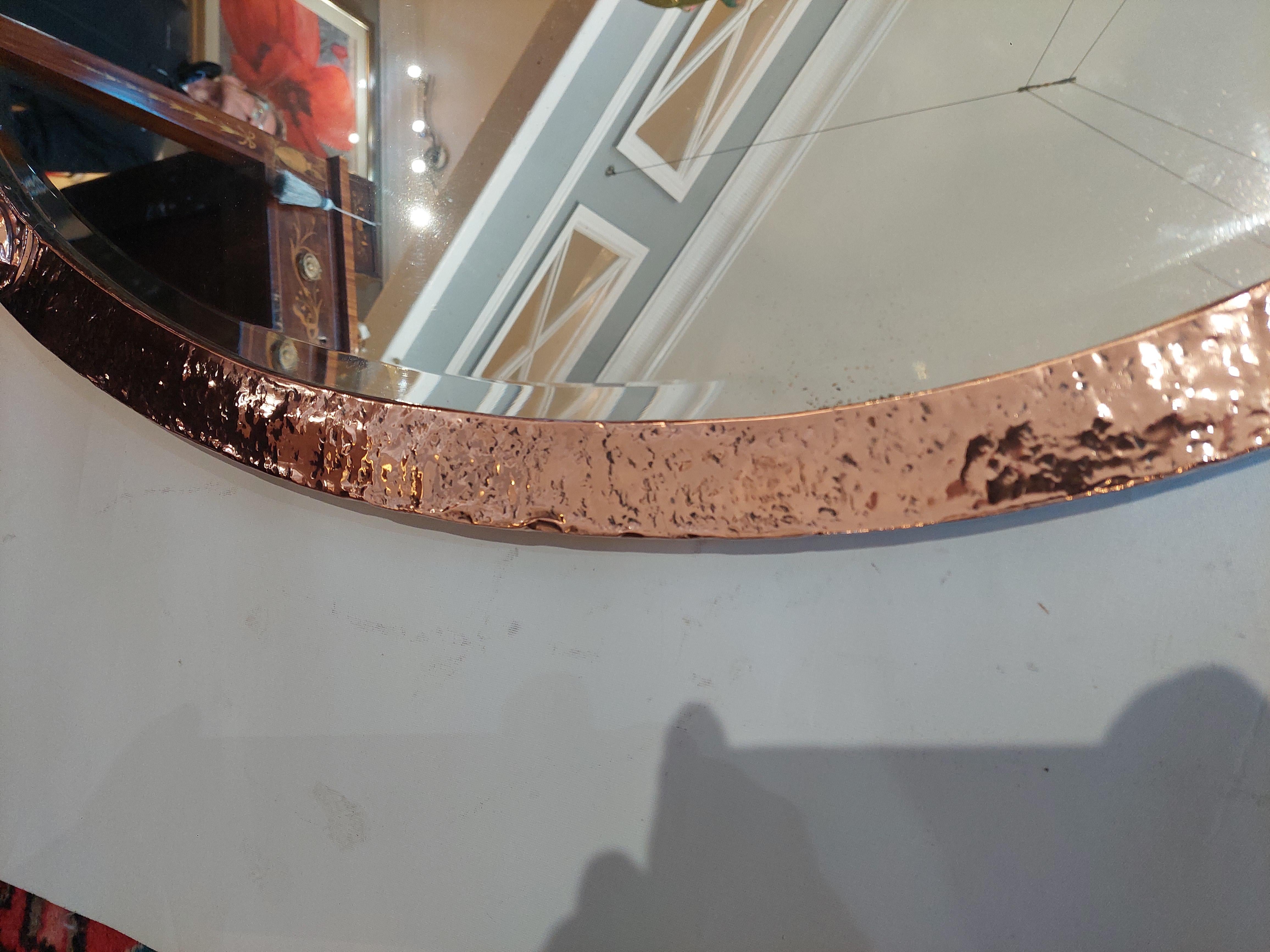 Inizio XX secolo Specchio con cornice in rame battuto Arts and Crafts in vendita