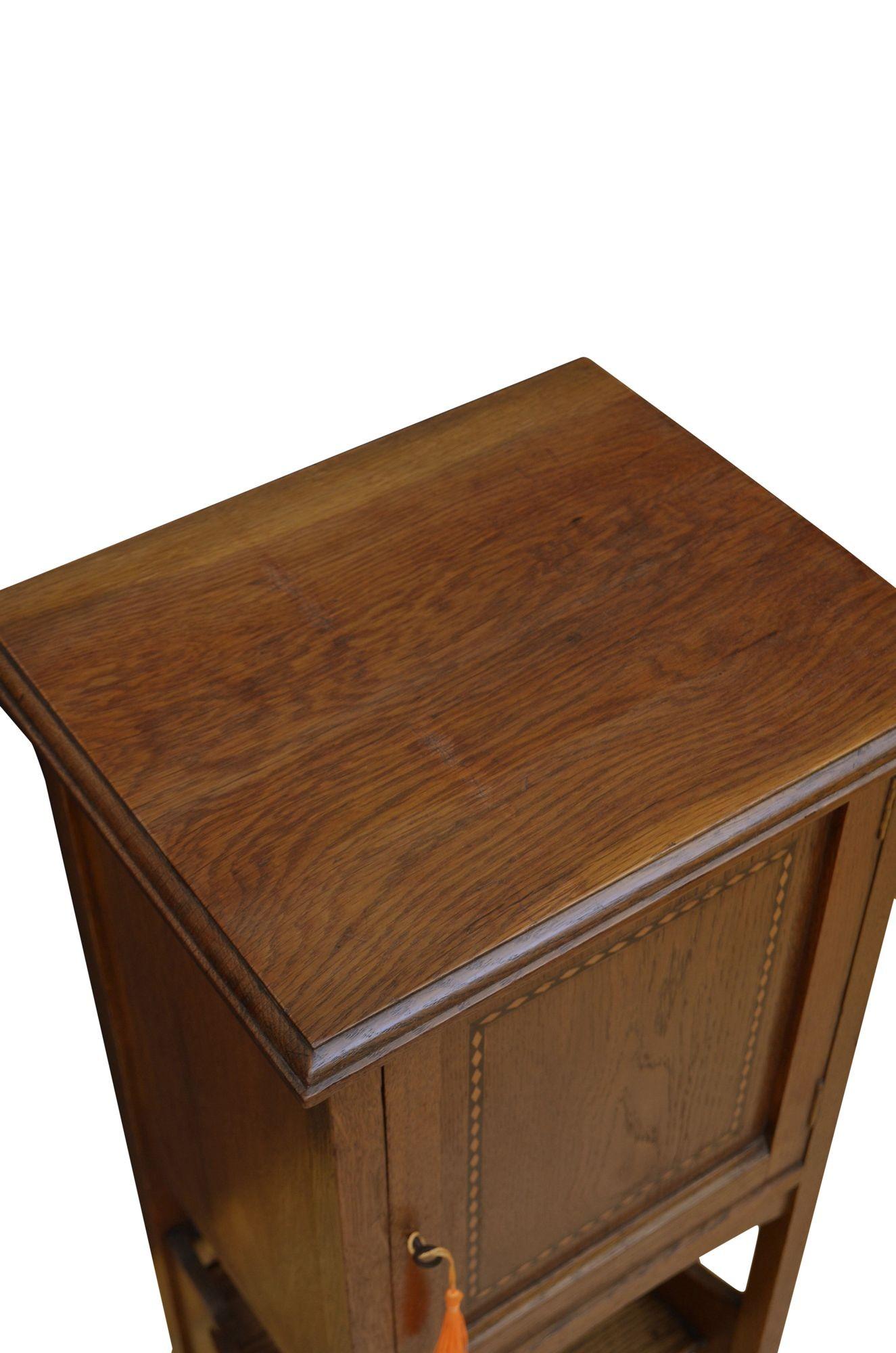 Arts and Crafts Bedside Cabinet in Oak In Good Condition For Sale In Whaley Bridge, GB