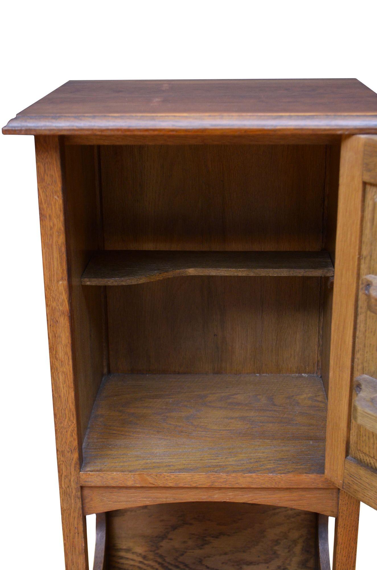 Arts and Crafts Bedside Cabinet in Oak For Sale 2
