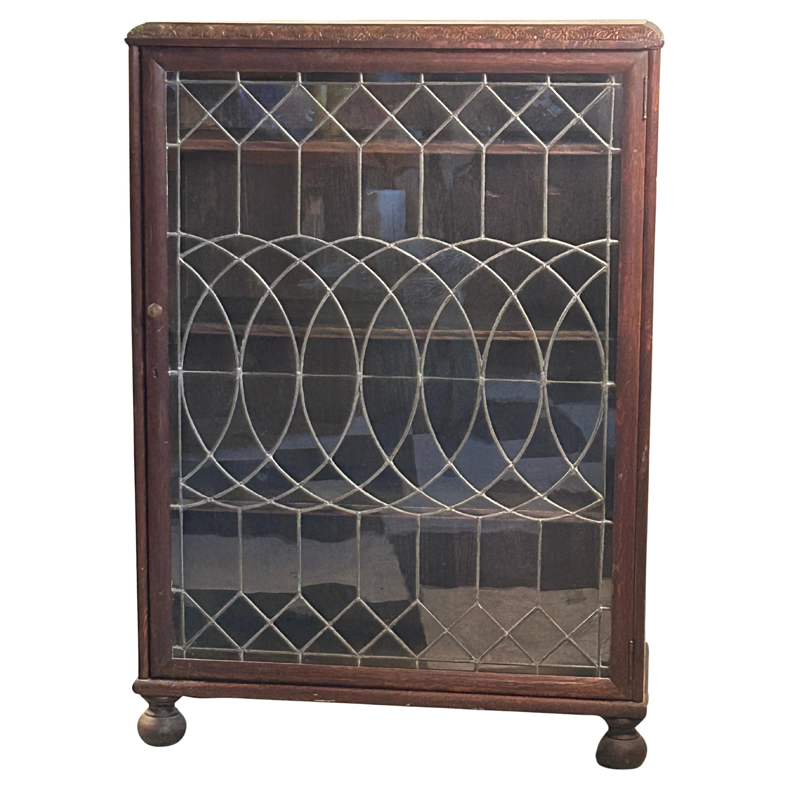 Libreria in rovere dell'epoca Arts and Crafts. Porta originale in vetro piombato, 4 ripiani regolabili, bella quercia figurata, splendida superficie calda e antica. Pomello originale in ottone e piedi a sfera. 