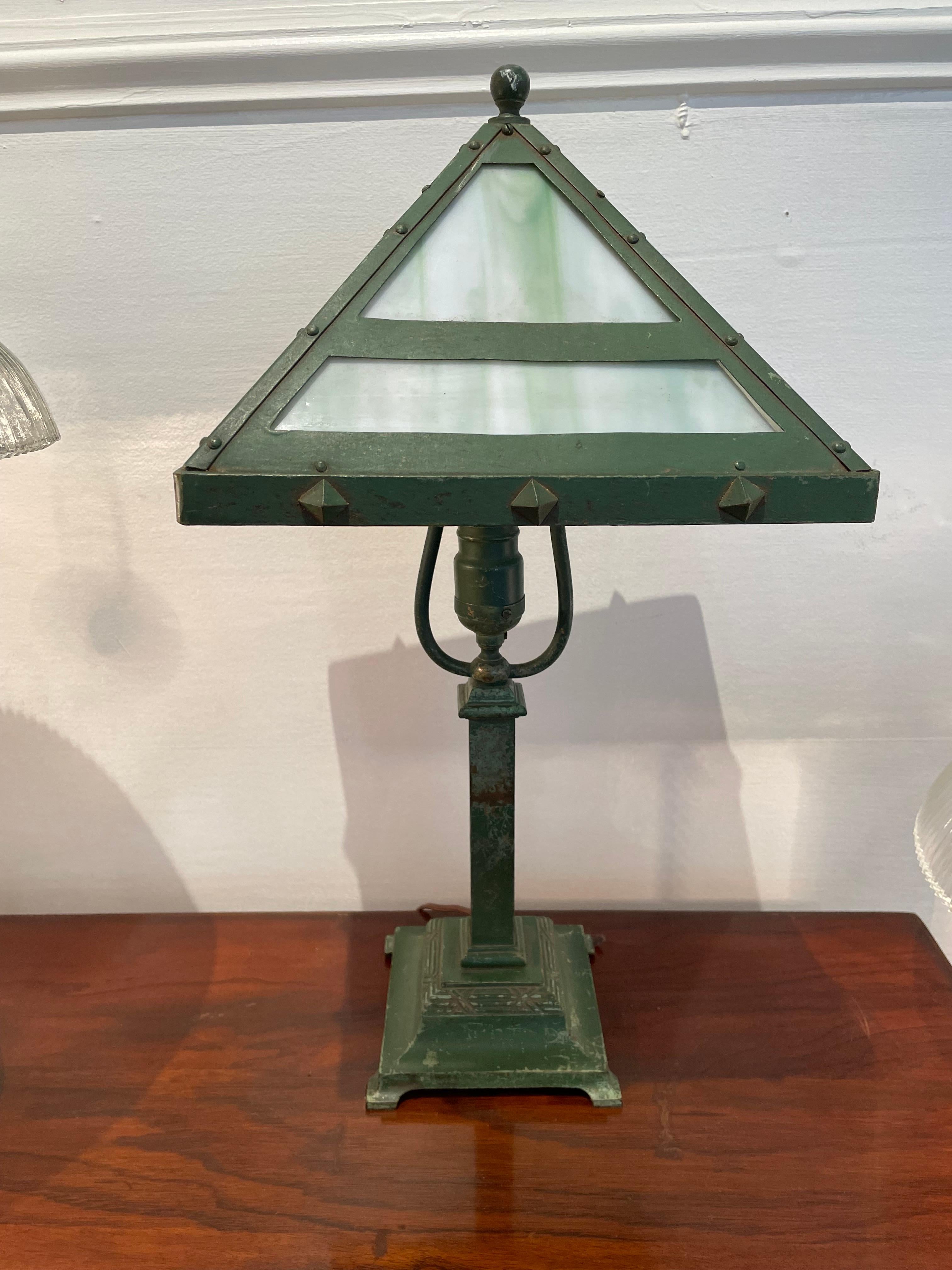 Arts and Crafts Bradley and Hubbard Slag Glass Table Lamp In Good Condition In Nantucket, MA