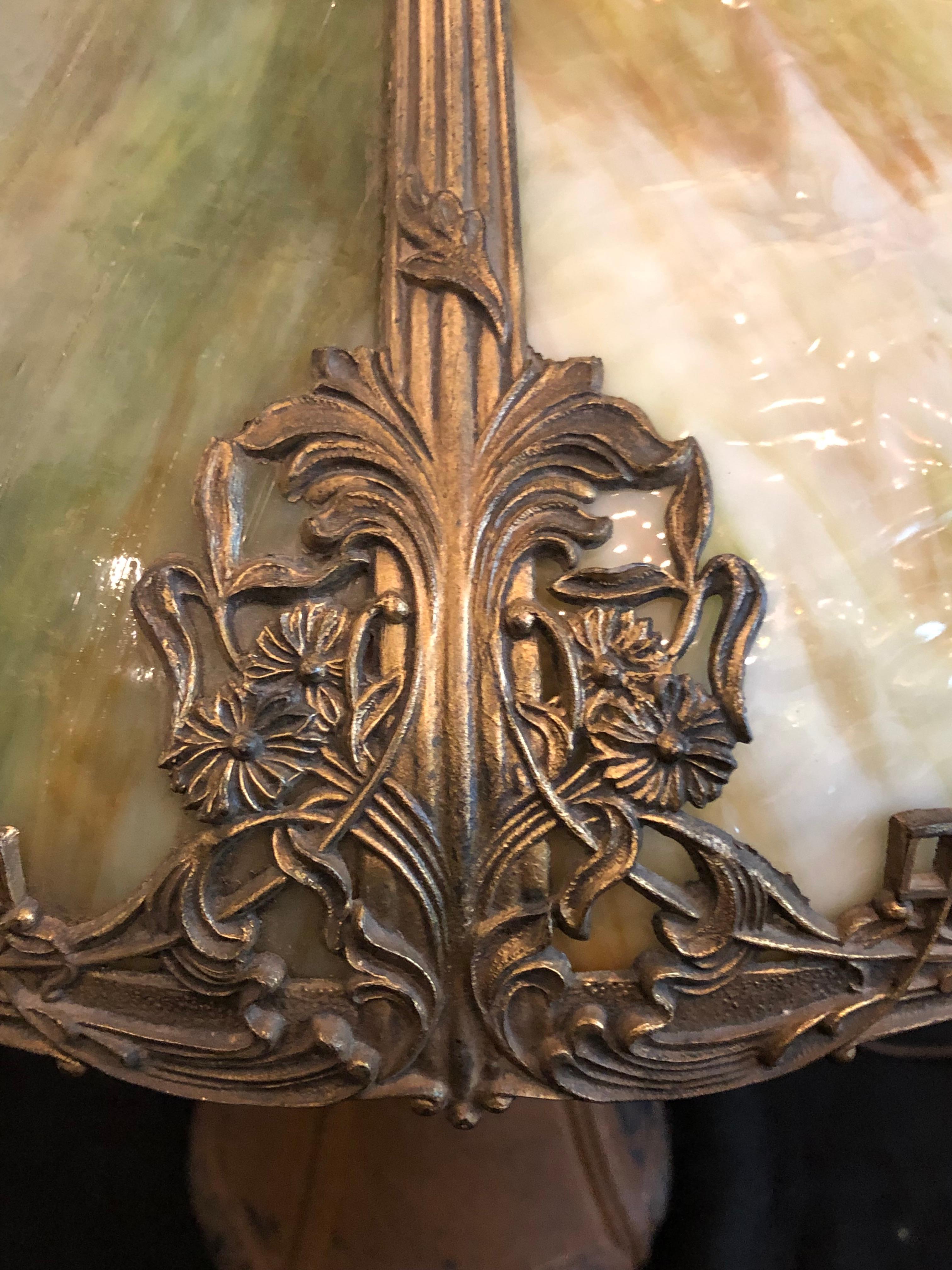 Arts & Crafts Bradley & Hubbard Green Slag Glass Table Lamp (amerikanisch)