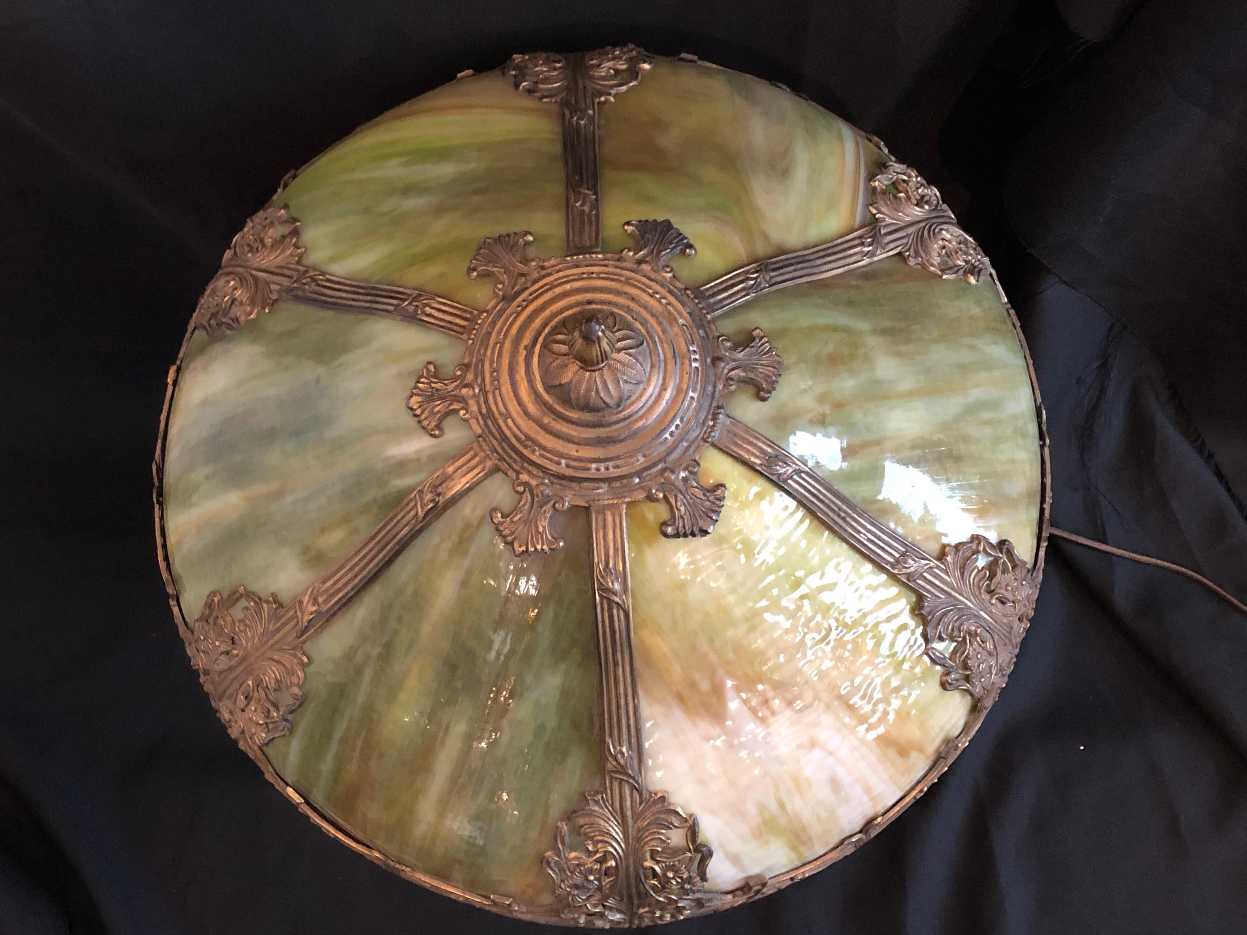 Arts & Crafts Bradley & Hubbard Green Slag Glass Table Lamp im Zustand „Relativ gut“ in Seattle, WA
