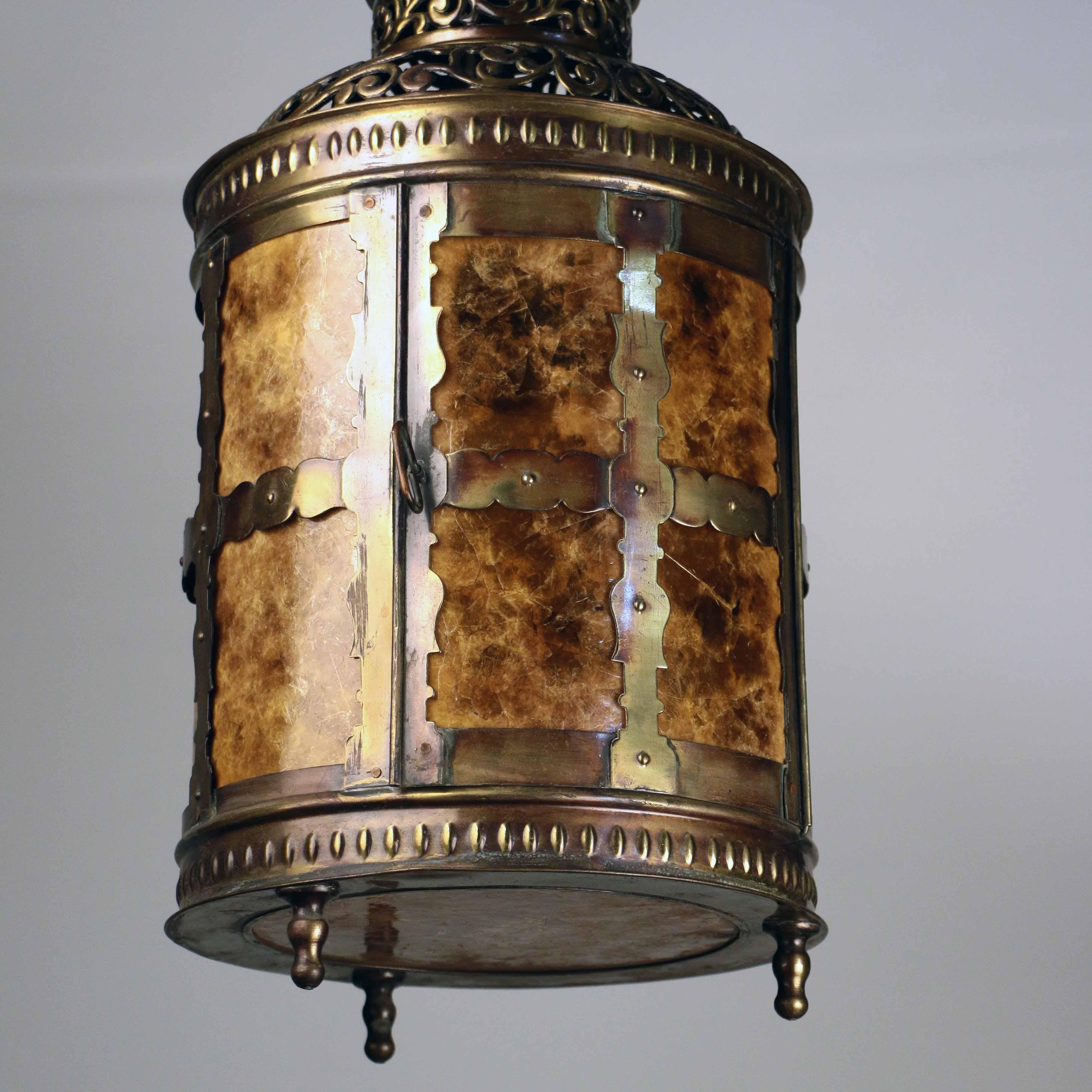 Arts and Crafts Brass and Mica Lantern In Good Condition For Sale In Montreal, QC