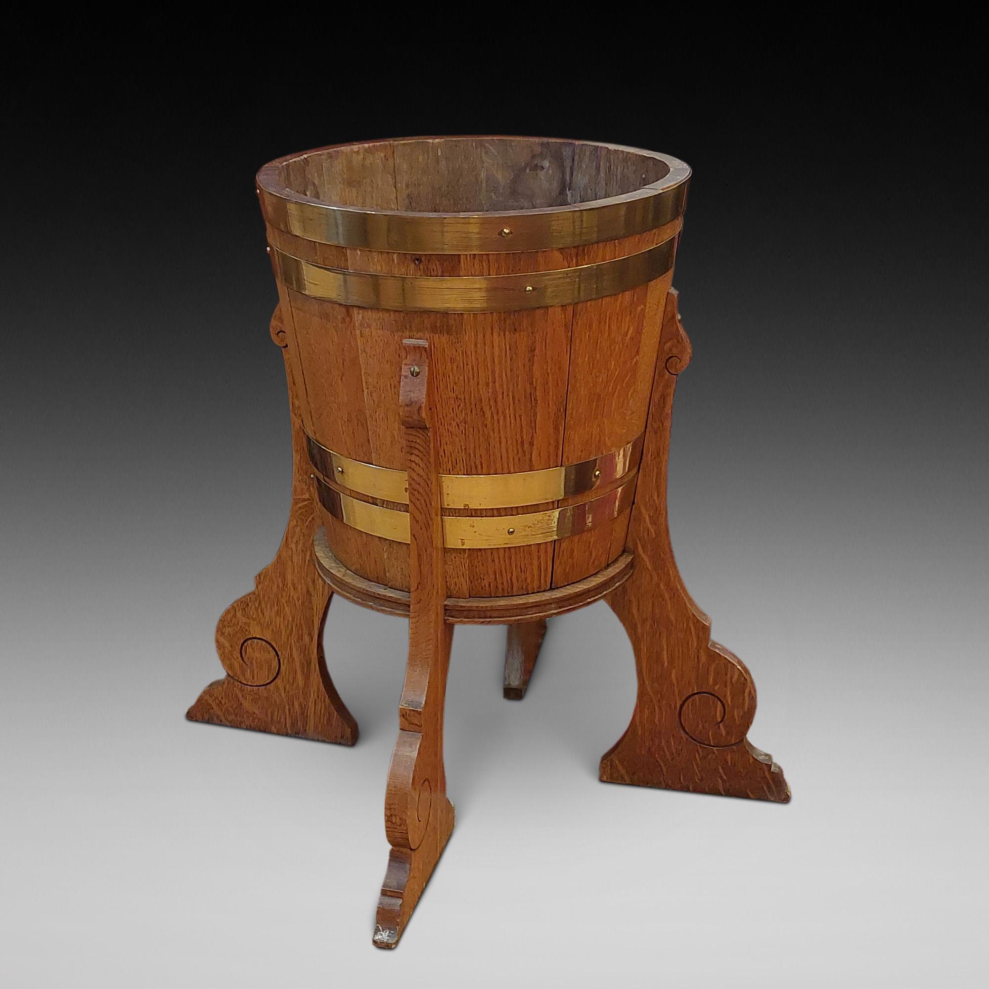 Macetero Arts and Crafts de latón y roble c1900 - 17
