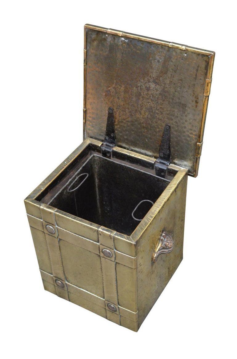 Européen Bac à charbon en laiton Arts and Crafts Coal Bin Coal Bucket en vente