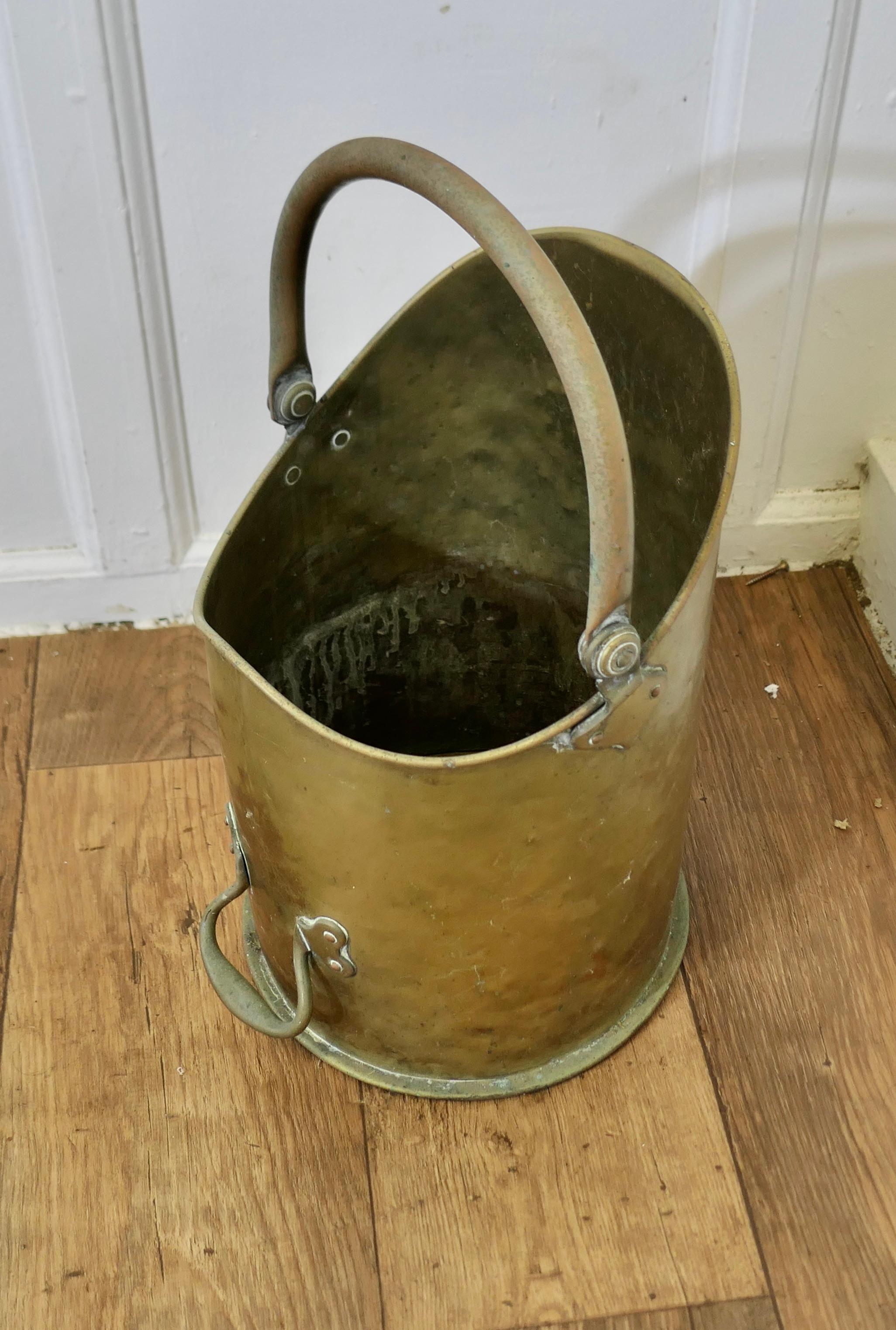 Arts and Crafts Brass Coal Bucket, Scuttle In Good Condition For Sale In Godshill, Isle of Wight