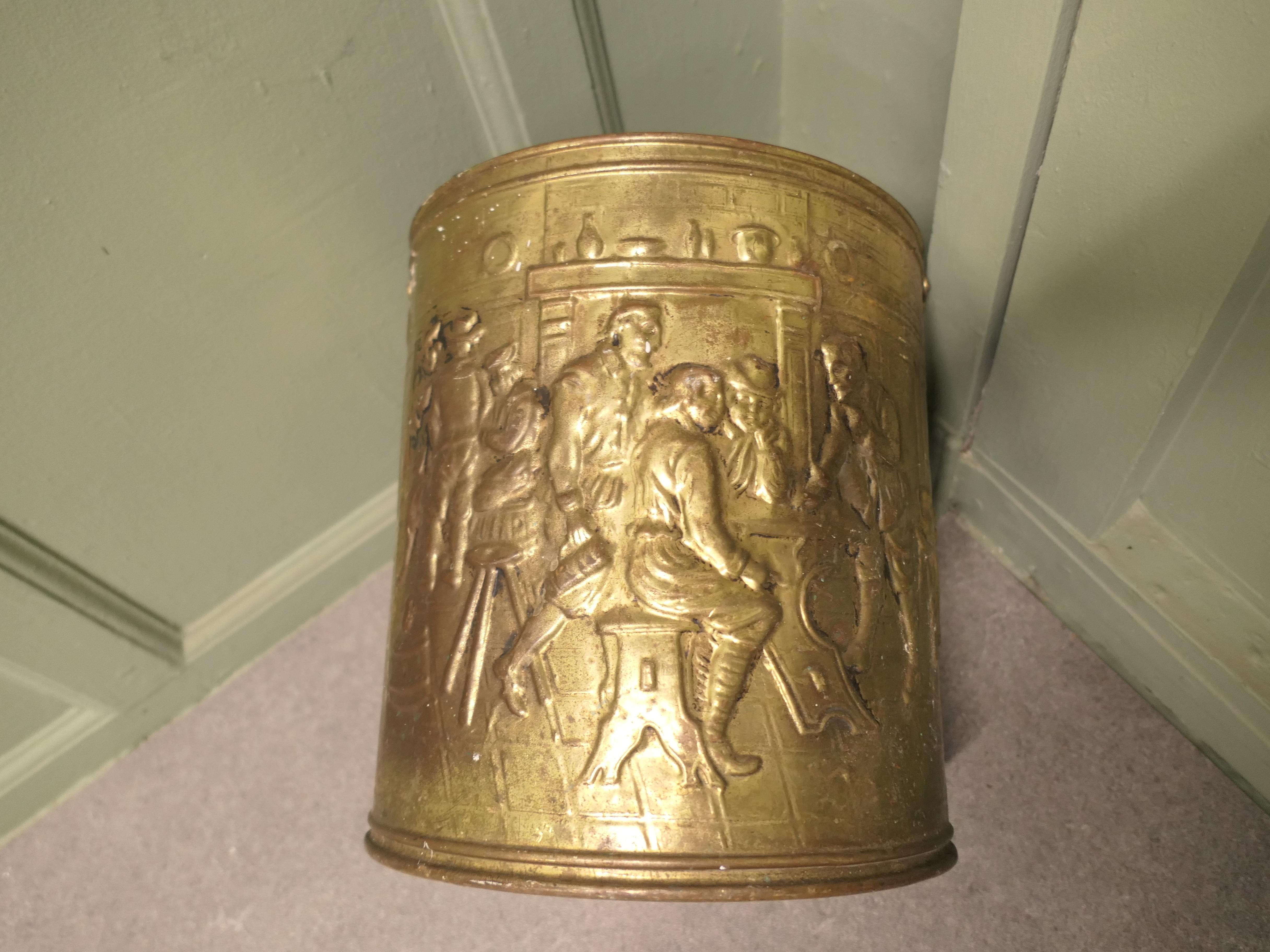 Arts and Crafts Secchio da carbone in ottone di Arti e Mestieri con scene di taverna in vendita