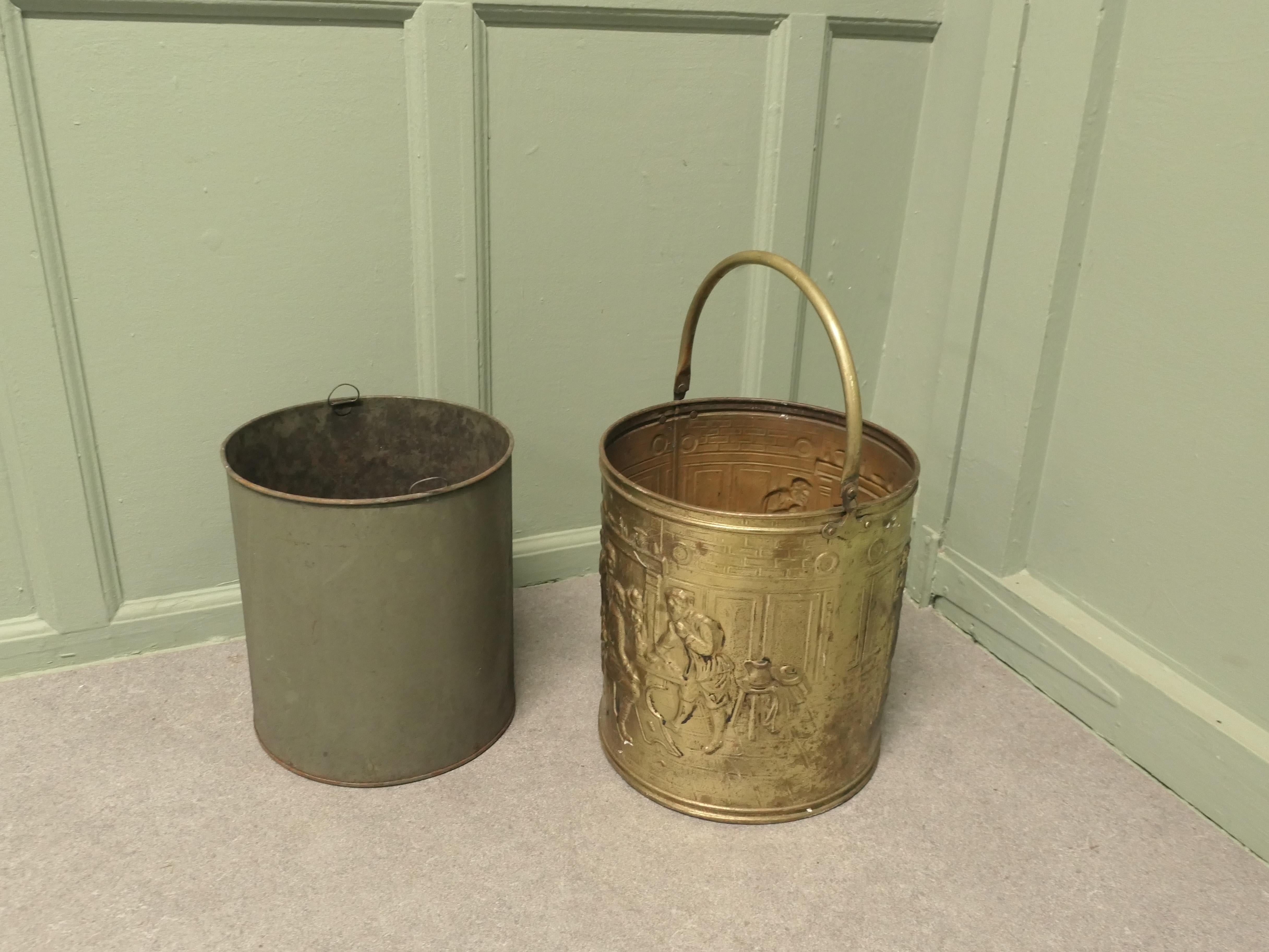 Secchio da carbone in ottone di Arti e Mestieri con scene di taverna In condizioni buone in vendita a Godshill, Isle of Wight