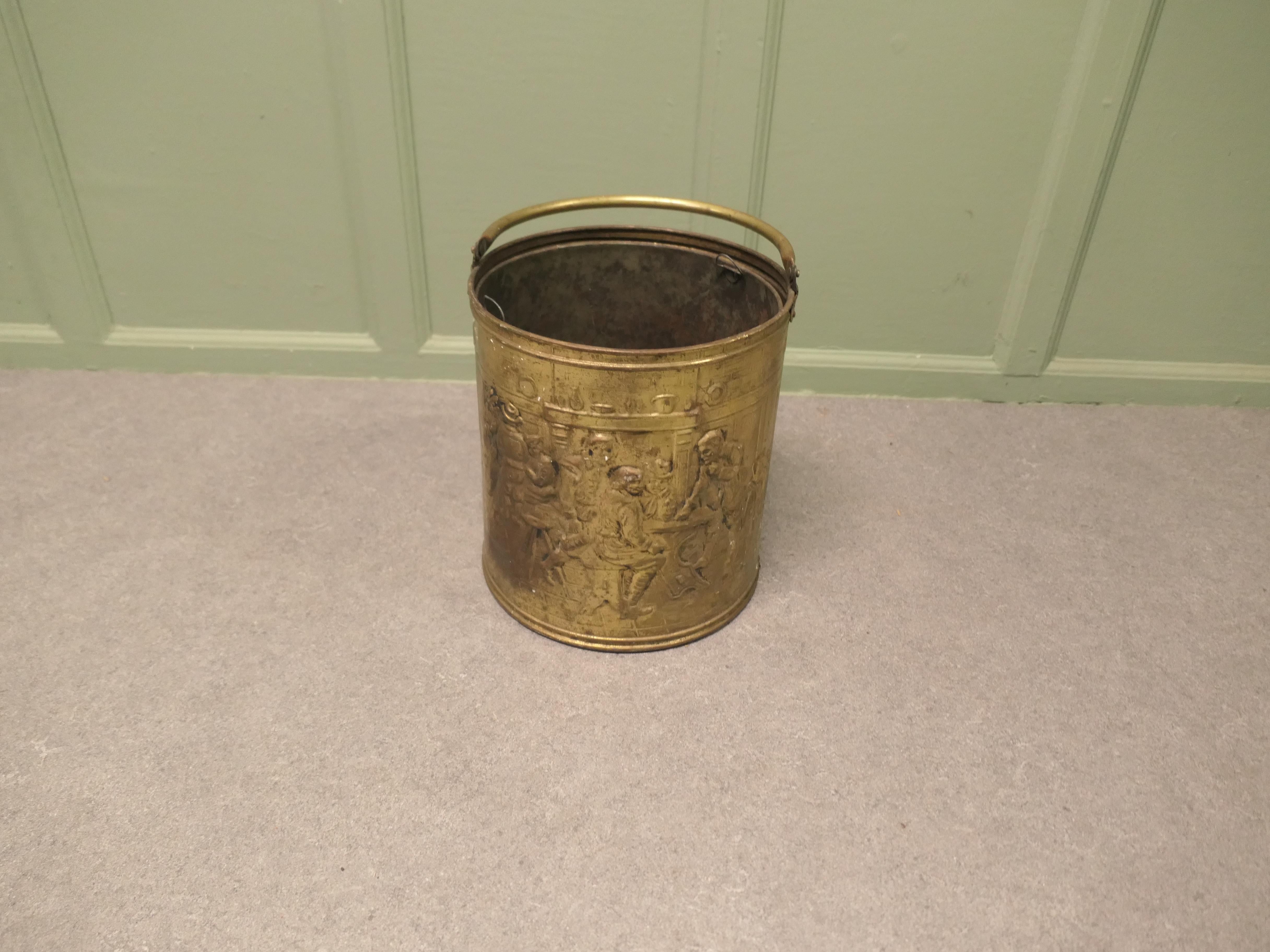 Metà XX secolo Secchio da carbone in ottone di Arti e Mestieri con scene di taverna in vendita