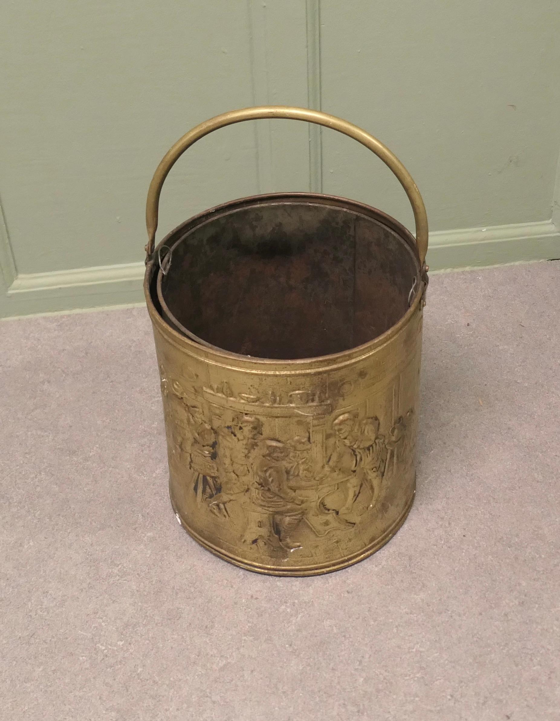 Ottone Secchio da carbone in ottone di Arti e Mestieri con scene di taverna in vendita