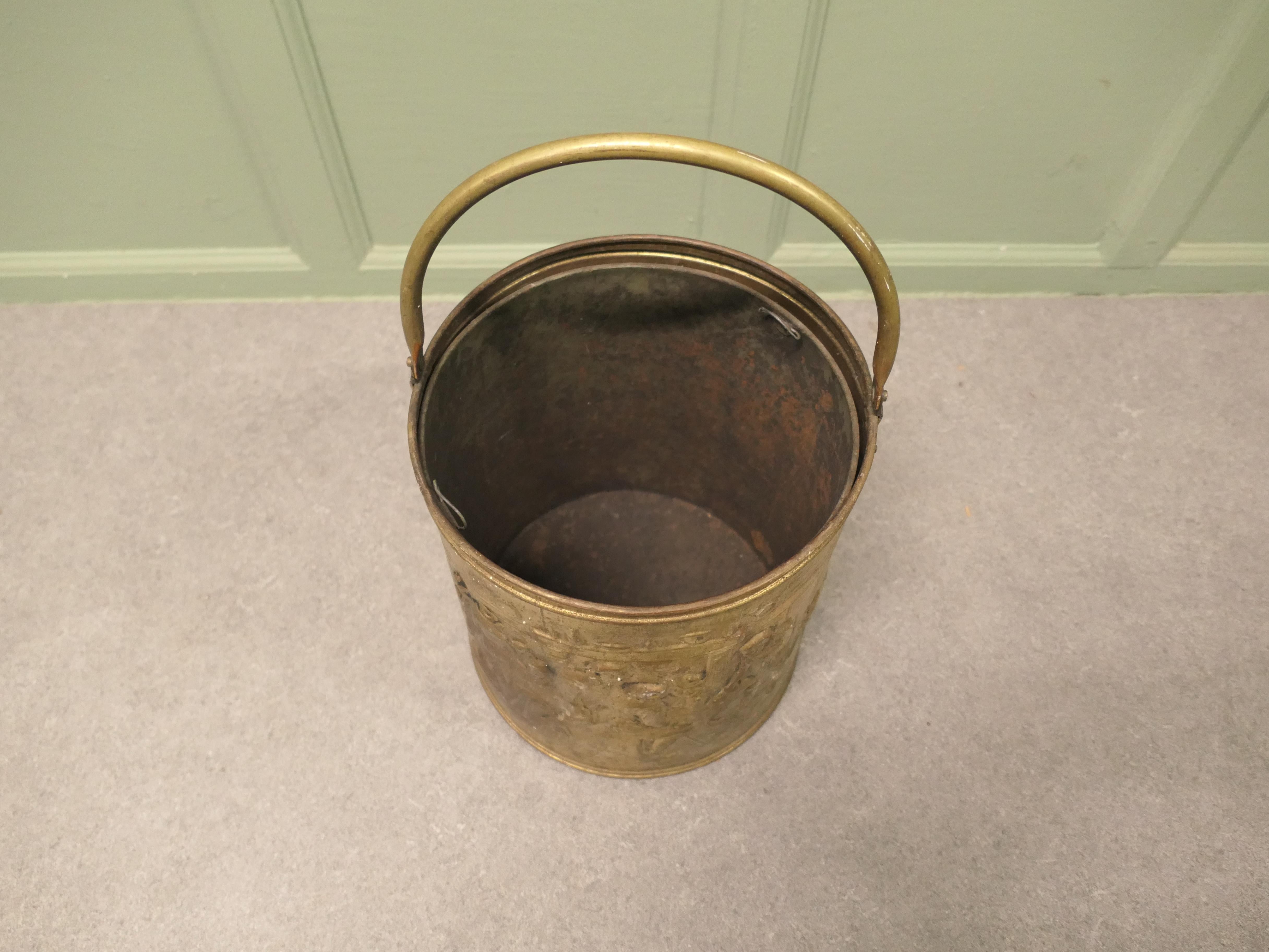 Secchio da carbone in ottone di Arti e Mestieri con scene di taverna in vendita 1