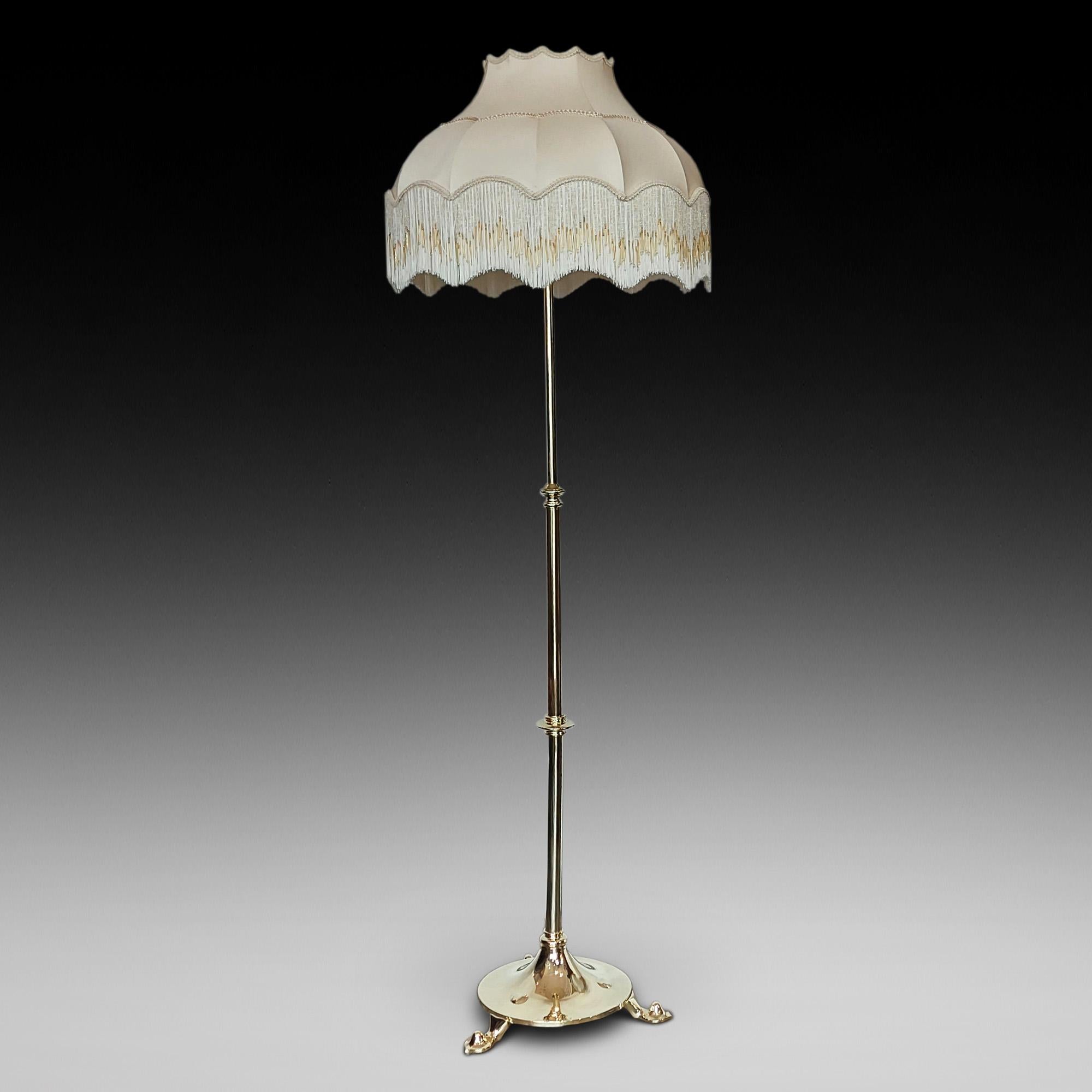 Lampe standard extensible en laiton de style Arts and Crafts avec base en disque sur pieds en pad - 22