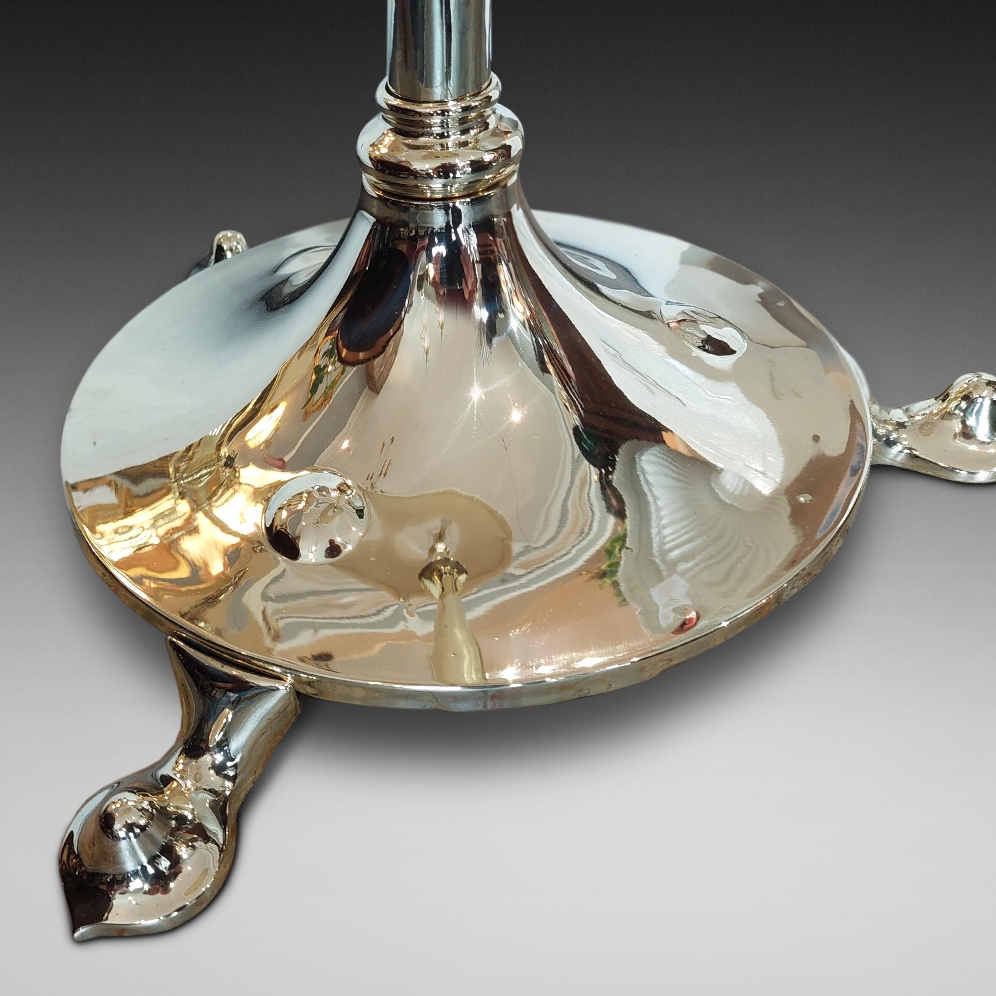 Anglais Lampe standard extensible en laiton Arts and Crafts en vente
