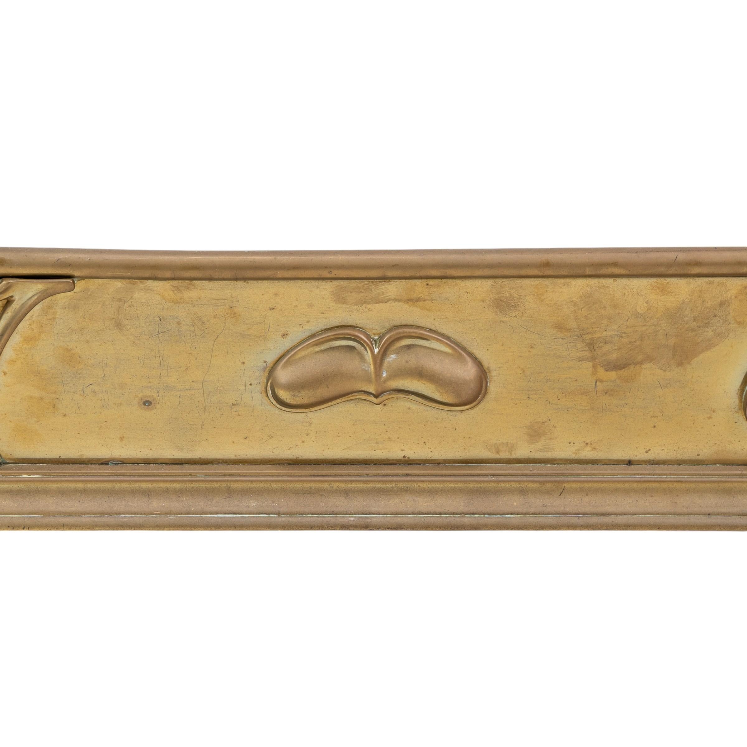 Arts and Crafts brass fender adorned with embossed floral decorations For Sale 4