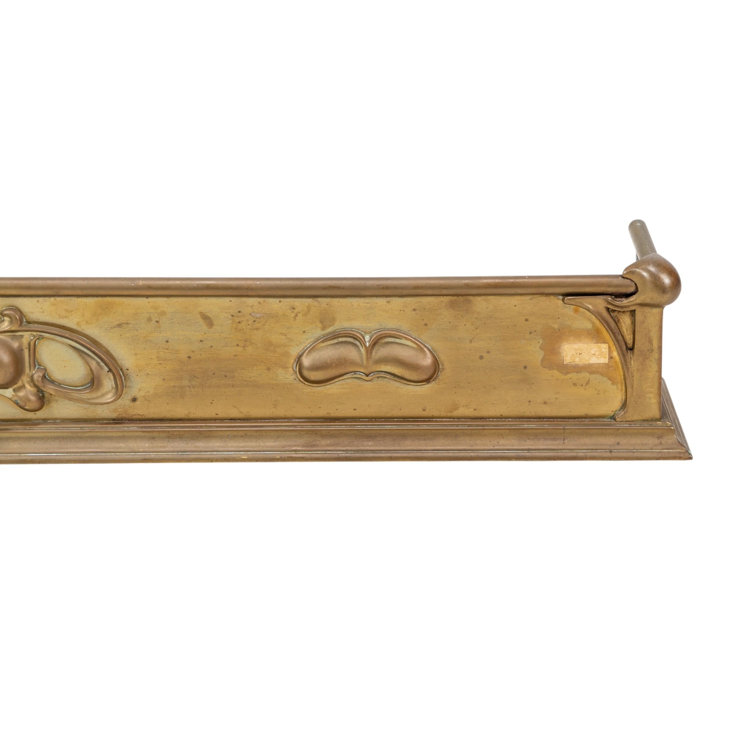 Arts and Crafts brass fender adorned with embossed floral decorations For Sale 6