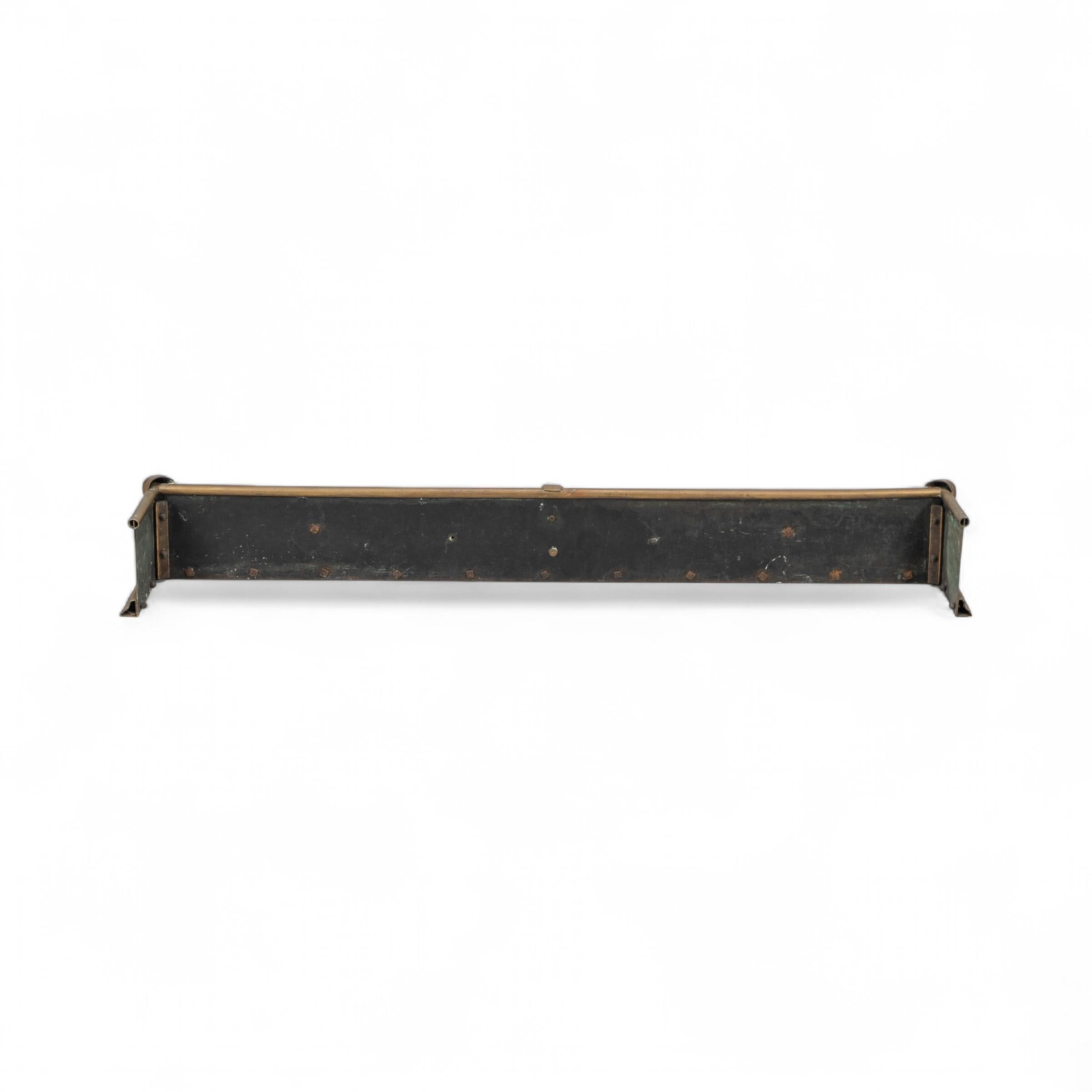 20th Century Arts and Crafts brass fender adorned with embossed floral decorations For Sale