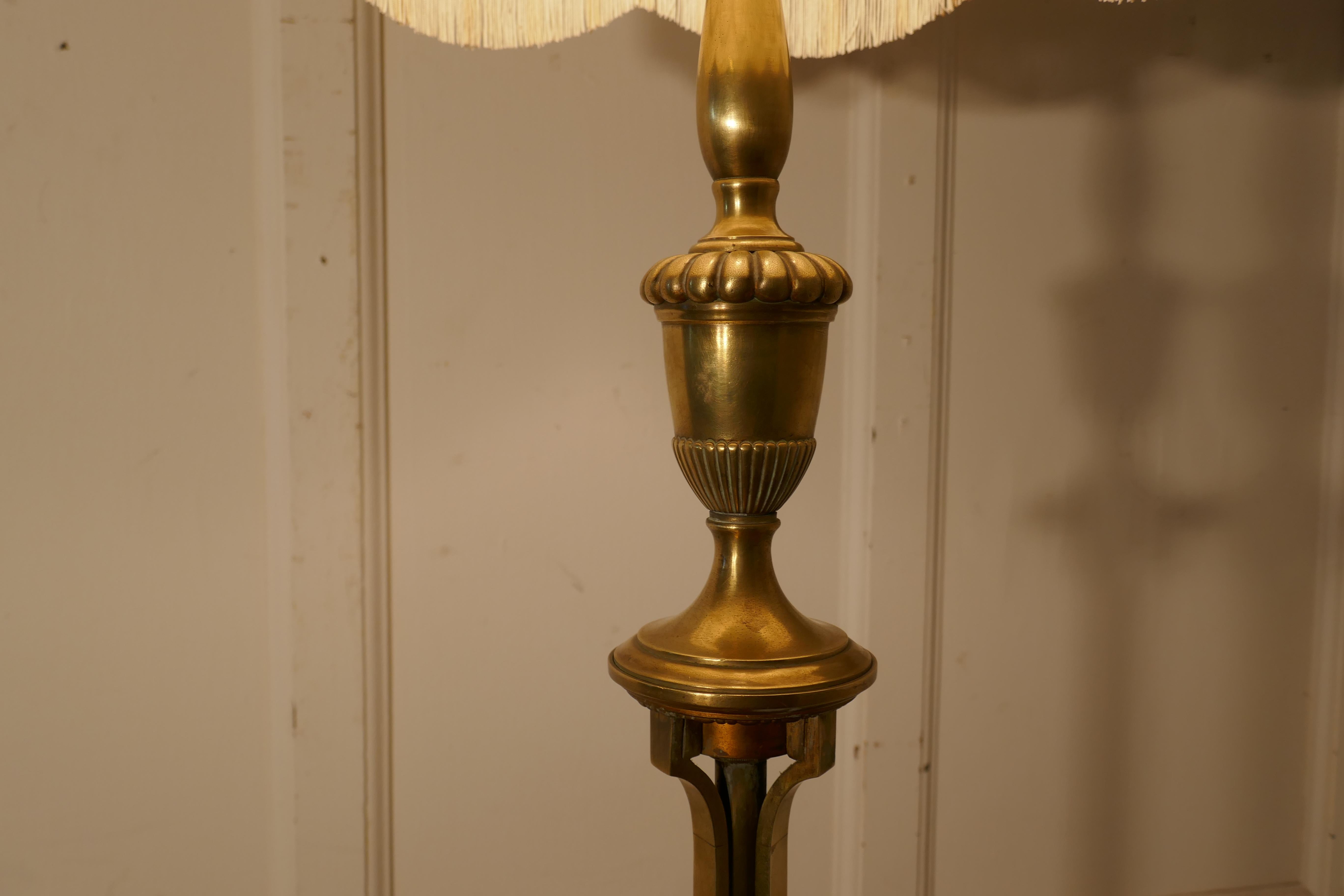 Arts & Crafts brass floor lamp, Regency style standard lamp 


This is a very attractive piece, the base is round with a bulbous inverted cup which supports long thin large toed legs leading up to a Classic urn shape at the top

The lamp has