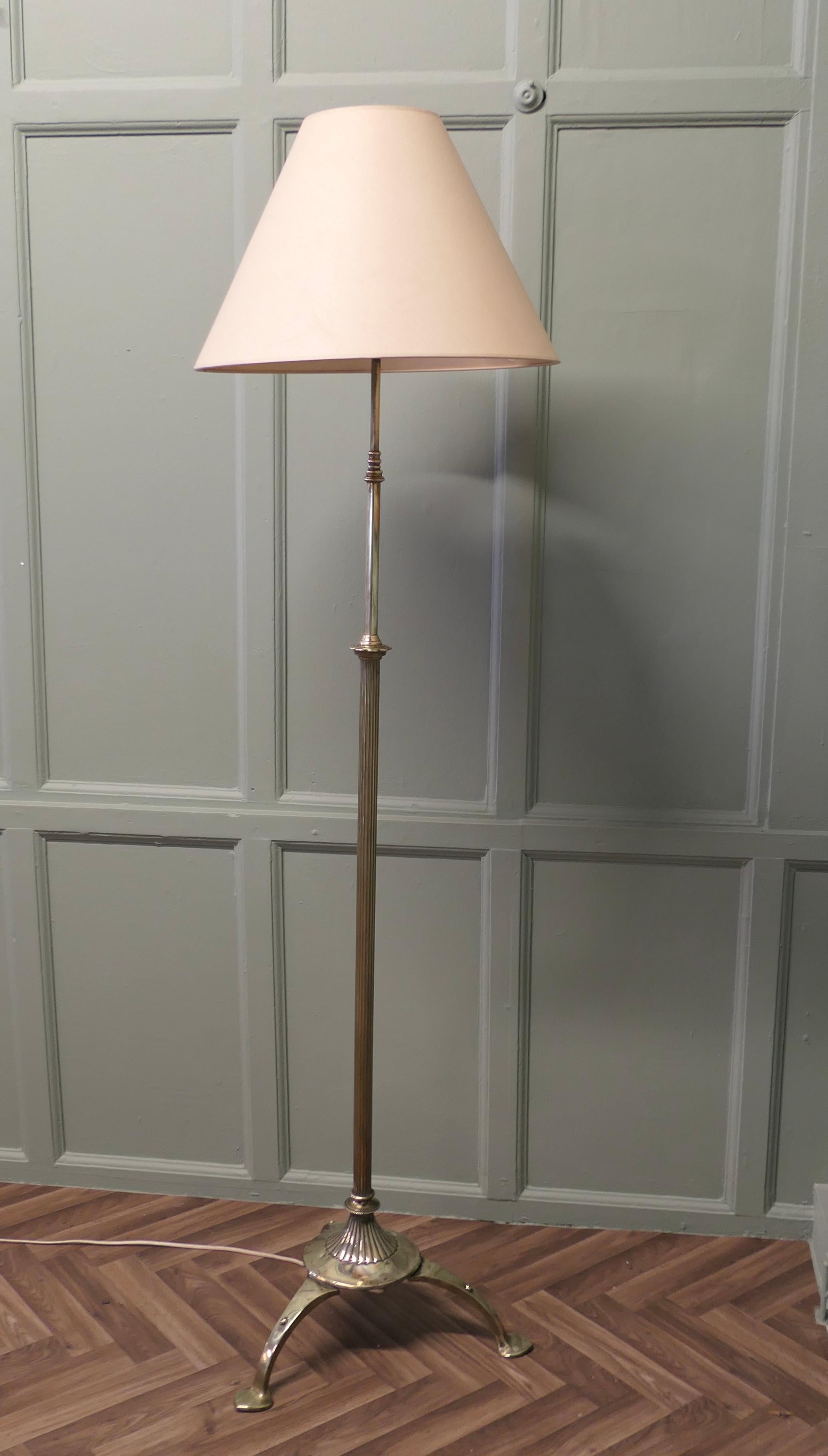 Lampadaire en laiton Arts and Crafts Standard Lamp

Il s'agit d'une pièce très attrayante avec une base décorative à trois pieds en laiton dans le style Arts and Crafts Brutalist.
La lampe est en bon état, l'abat-jour est usagé et le câblage est en