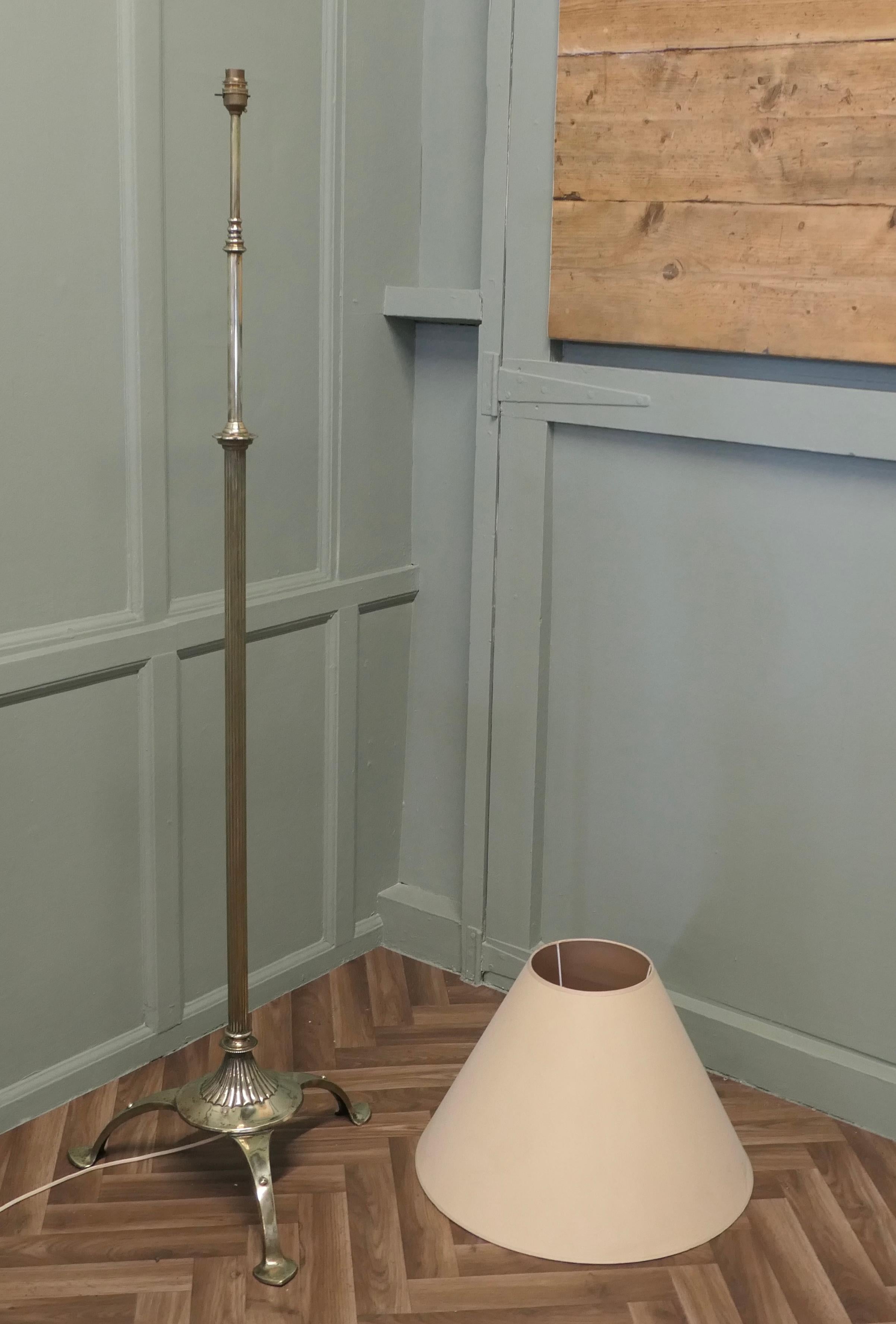 Lampadaire en laiton Arts and Crafts Standard Lamp Bon état - En vente à Godshill, Isle of Wight