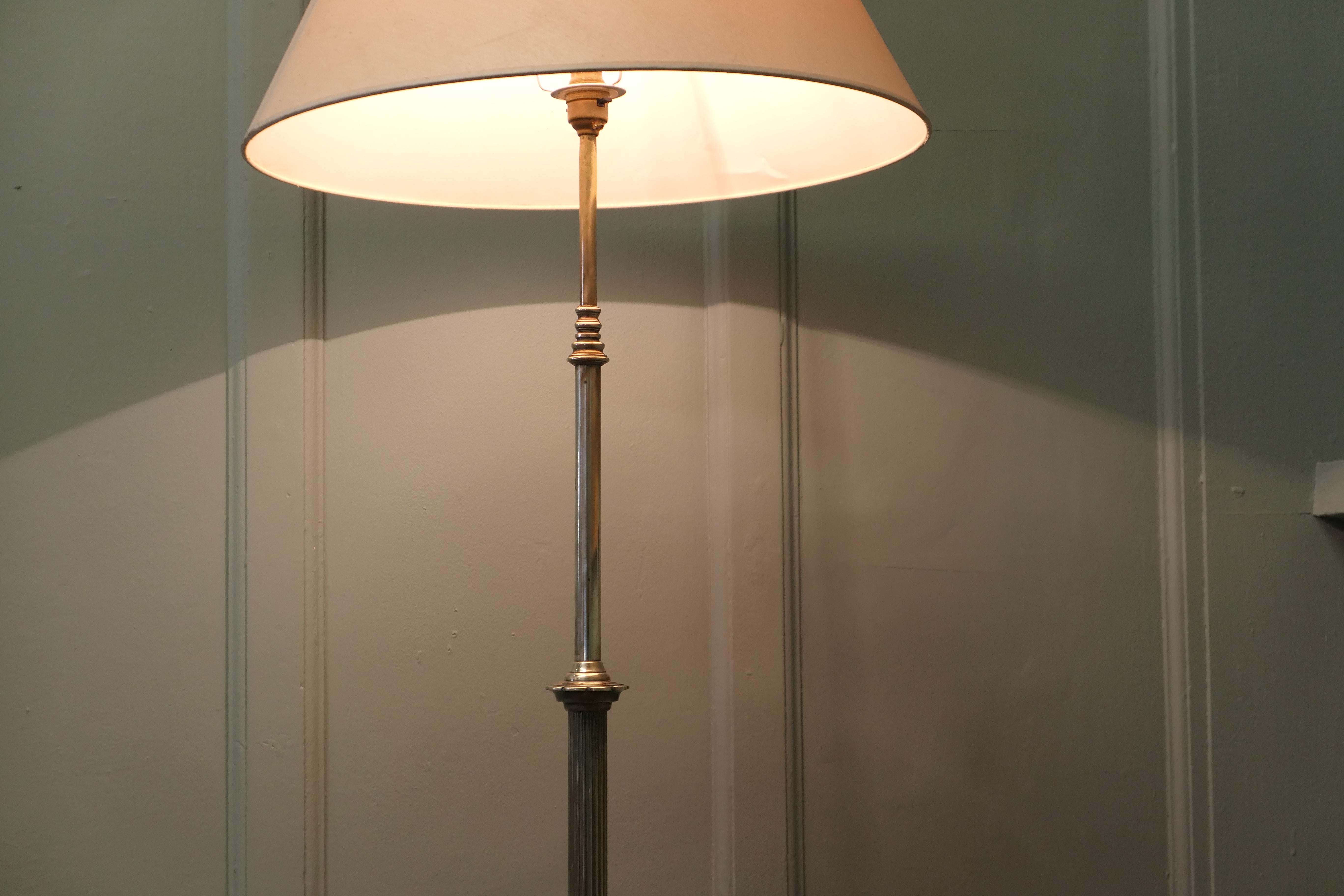 Lampadaire en laiton Arts and Crafts Standard Lamp en vente 2
