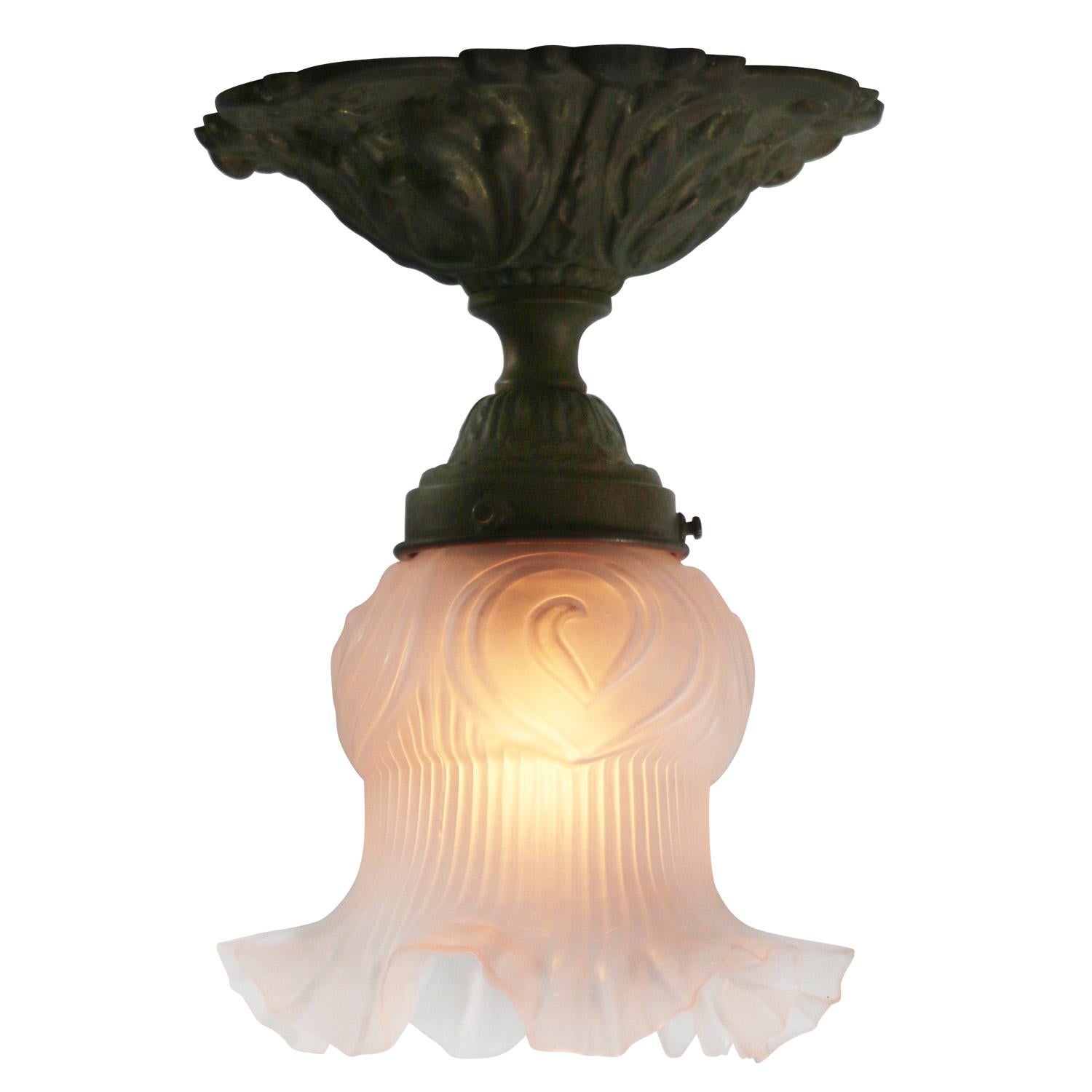 Monture encastrée en verre dépoli américain.
Porte-ampoule en métal avec porte-verre en laiton.
Abat-jour en verre dépoli.

Poids : 0,50 kg / 1,1 lb

Le prix est fixé par article individuel. Toutes les lampes ont été rendues conformes aux normes