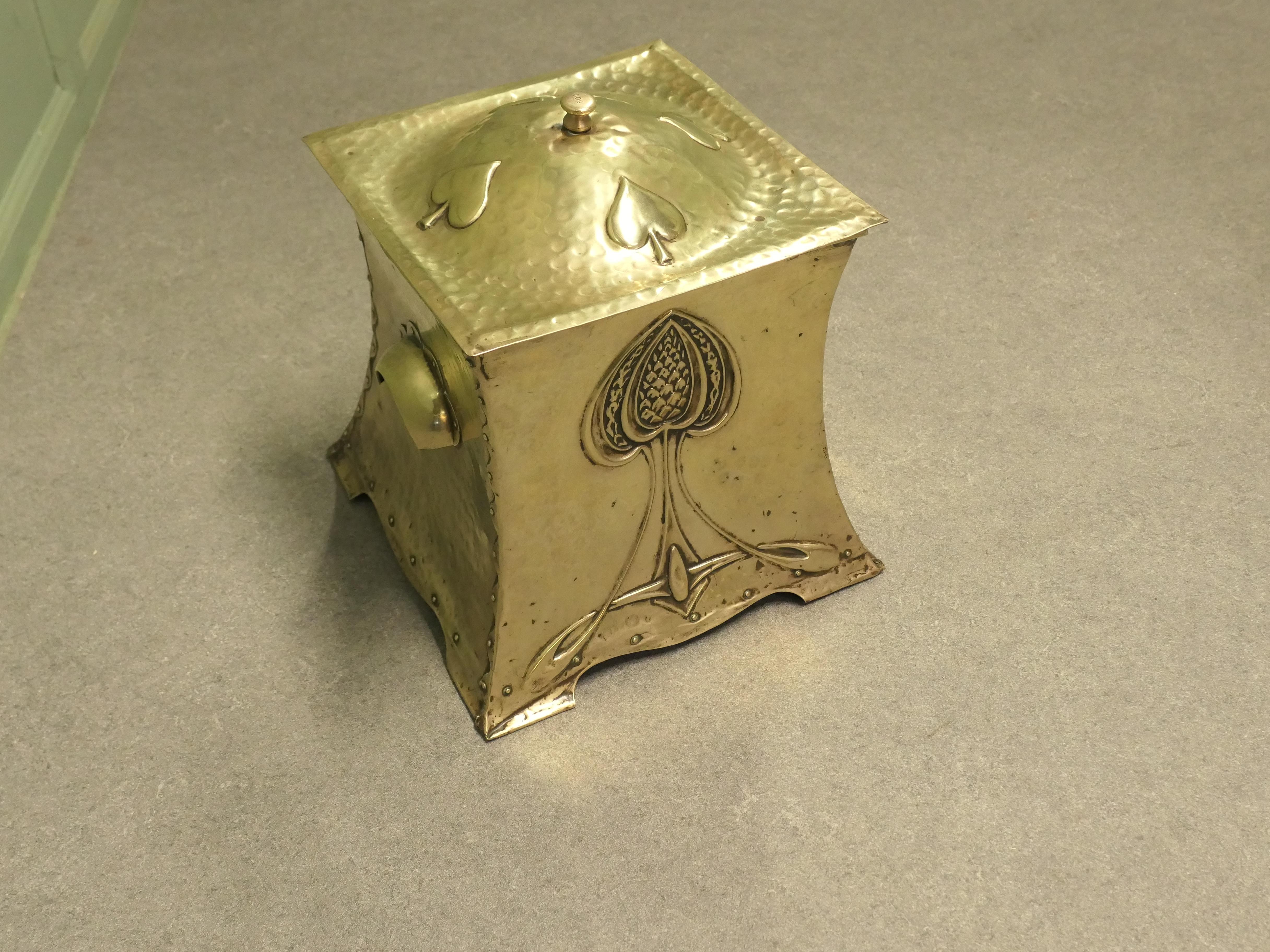 Boîte à charbon à couvercle en laiton de style Arts and Crafts, dans le style de Ruskin Bon état - En vente à Godshill, Isle of Wight