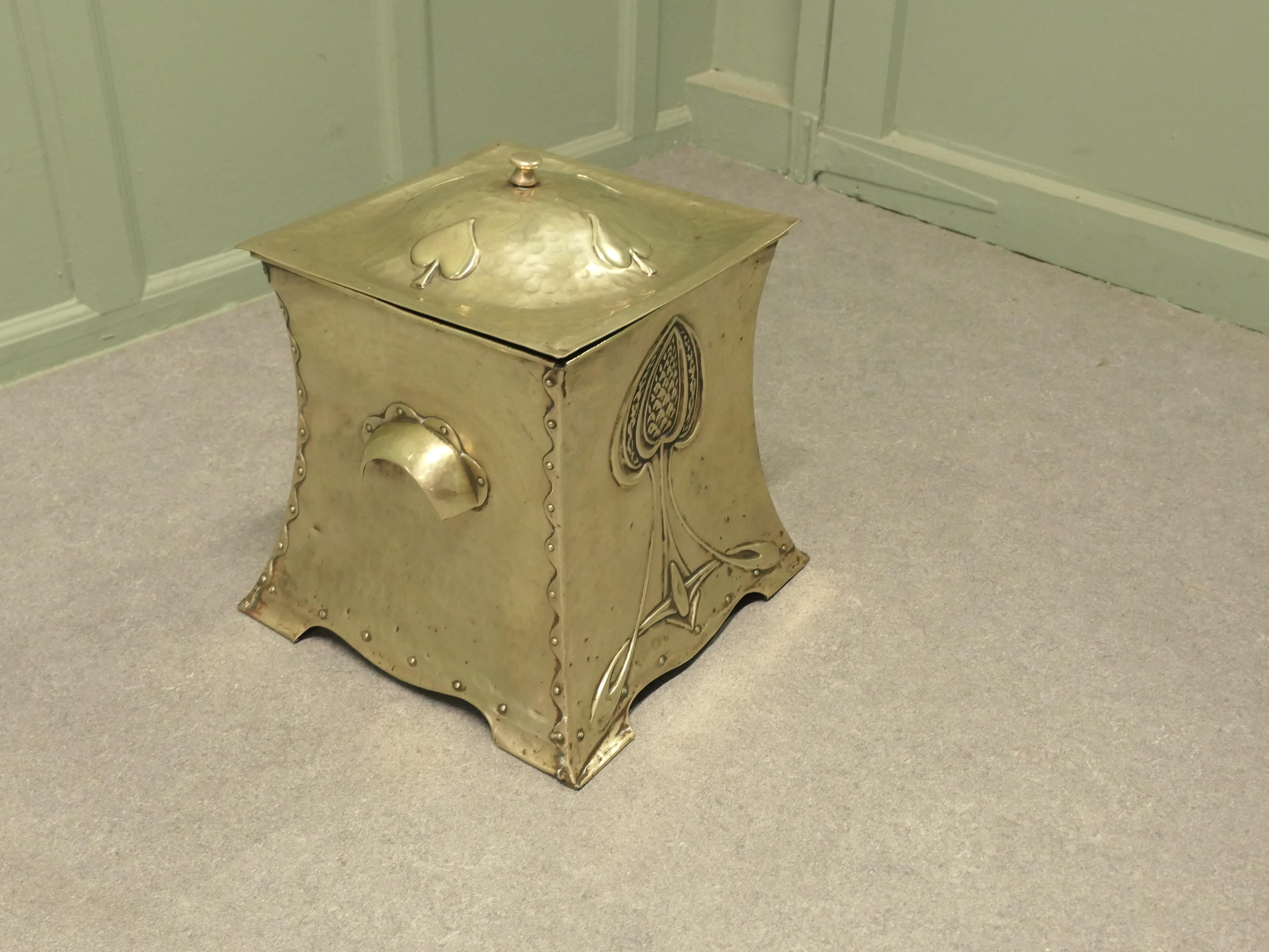 Fin du XIXe siècle Boîte à charbon à couvercle en laiton de style Arts and Crafts, dans le style de Ruskin en vente