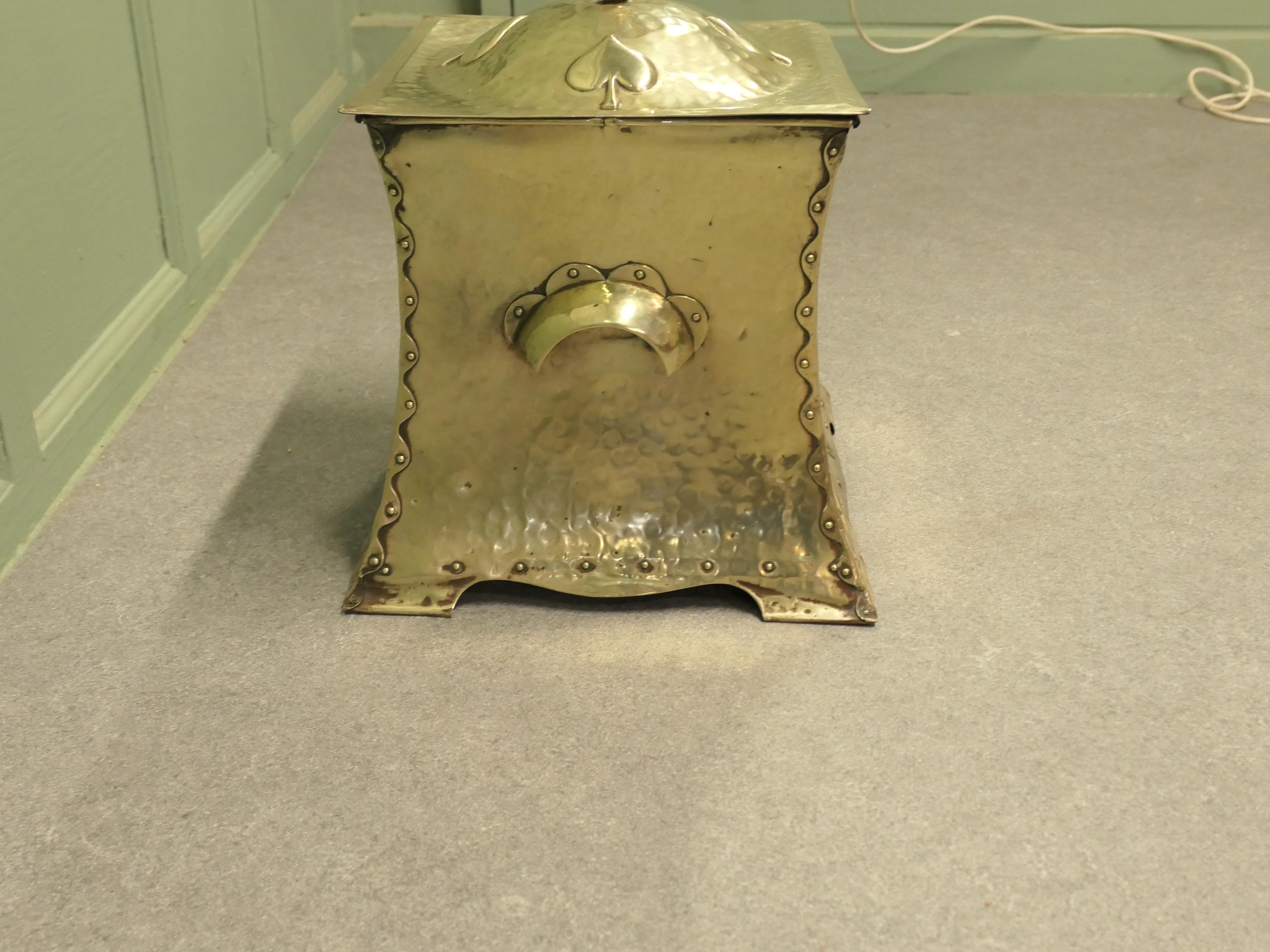 Laiton Boîte à charbon à couvercle en laiton de style Arts and Crafts, dans le style de Ruskin en vente