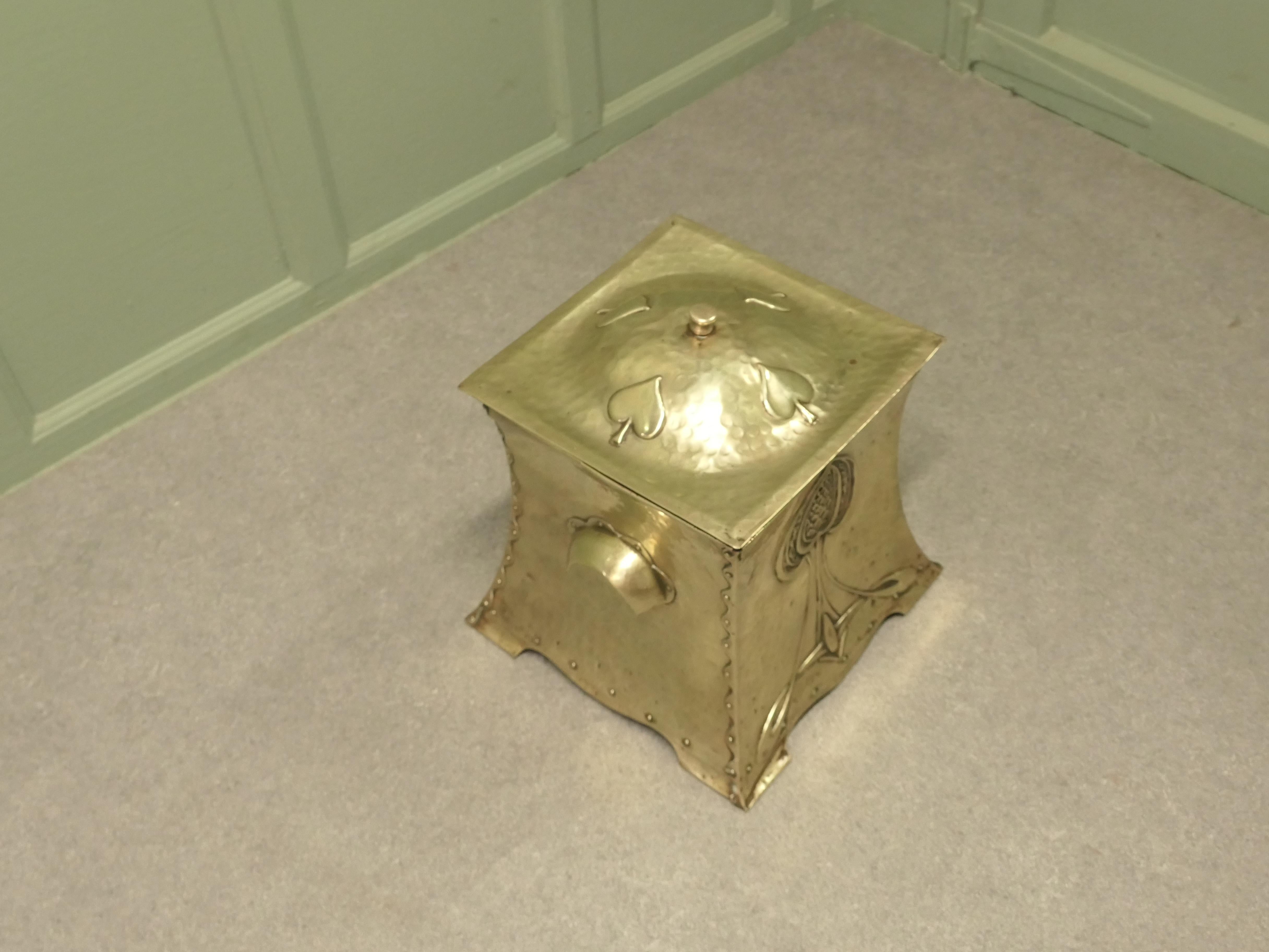 Boîte à charbon à couvercle en laiton de style Arts and Crafts, dans le style de Ruskin en vente 1