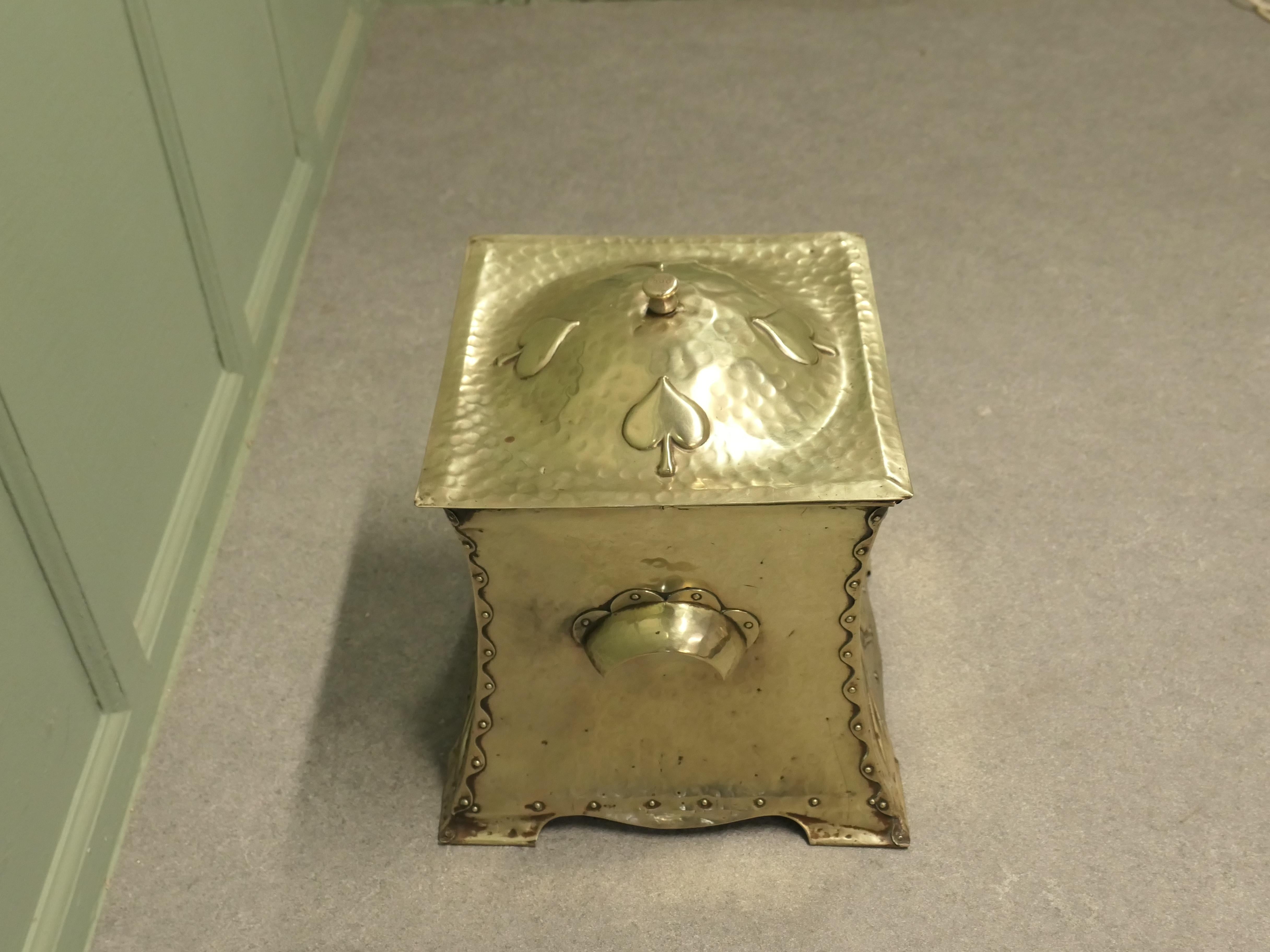 Boîte à charbon à couvercle en laiton de style Arts and Crafts, dans le style de Ruskin en vente 2