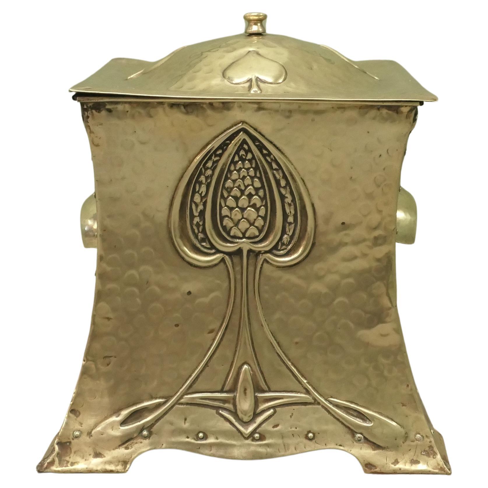 Boîte à charbon à couvercle en laiton de style Arts and Crafts, dans le style de Ruskin en vente