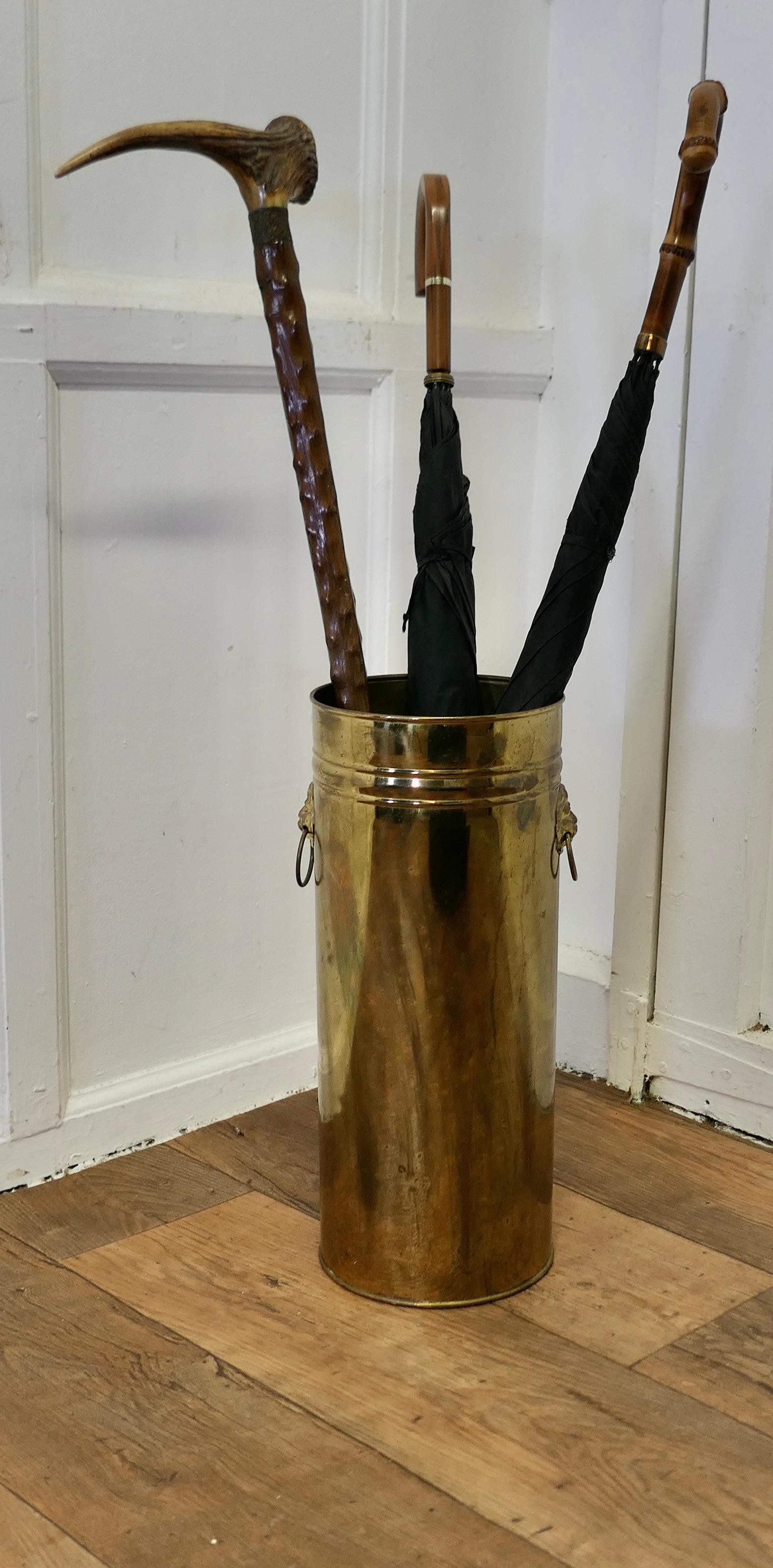 Arts and Crafts Brass Stick Stand, Umbrella Stand  Ein Stück von guter Qualität  (Frühes 20. Jahrhundert) im Angebot