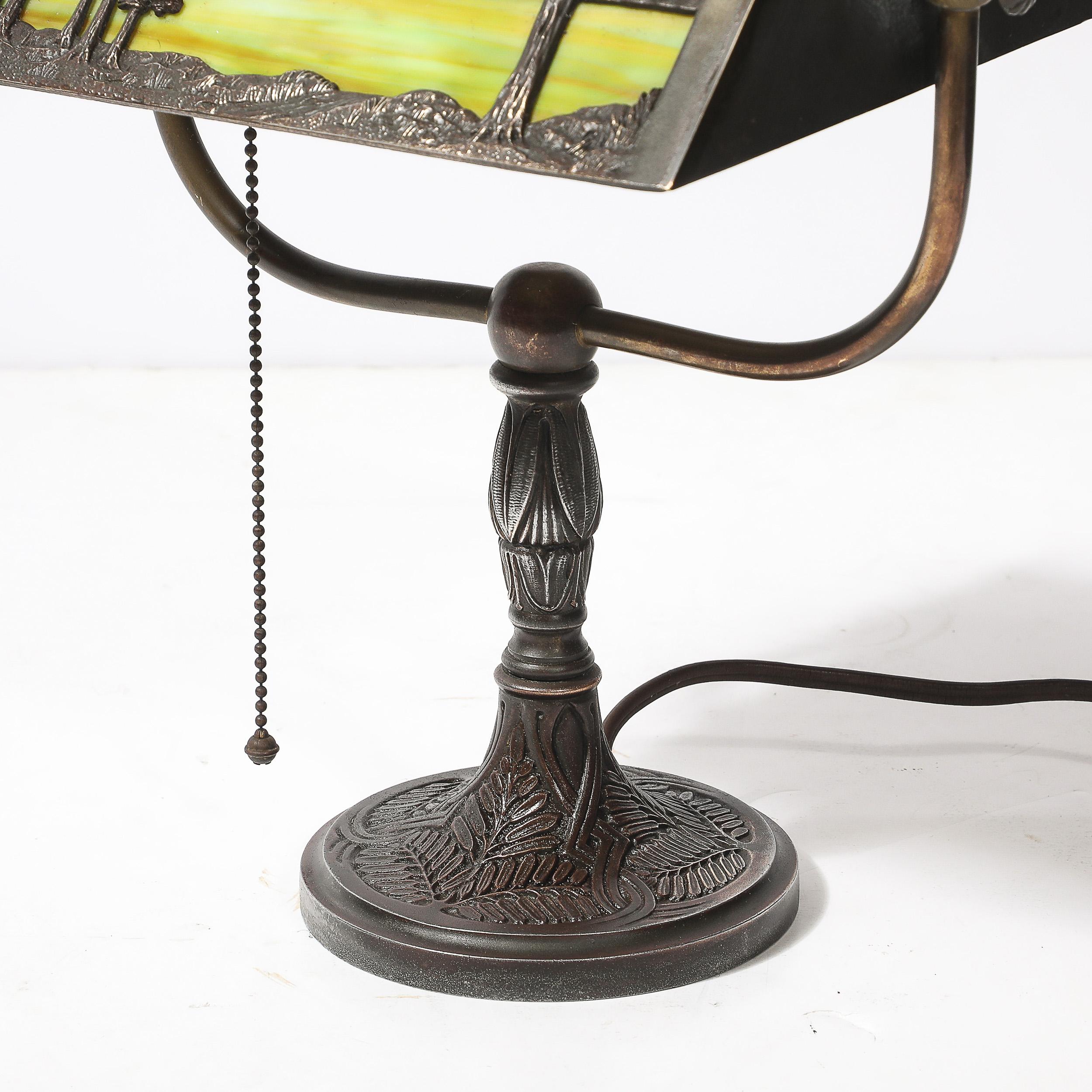 Lámpara de sobremesa Arts and Crafts Bronce Bradley & Hubbard Escénica con paneles de cristal de escoria en venta 8