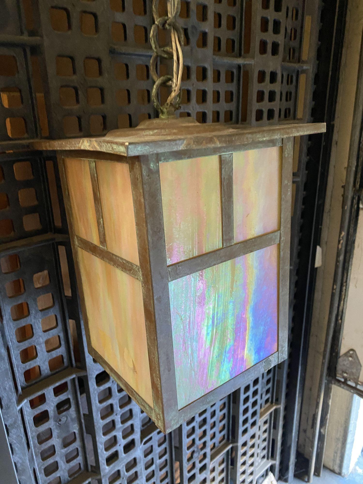 Arts and Crafts Bronze-Wandleuchter auf Kette mit schillerndem Kunstglas-Schirm im Zustand „Hervorragend“ im Angebot in Van Nuys, CA