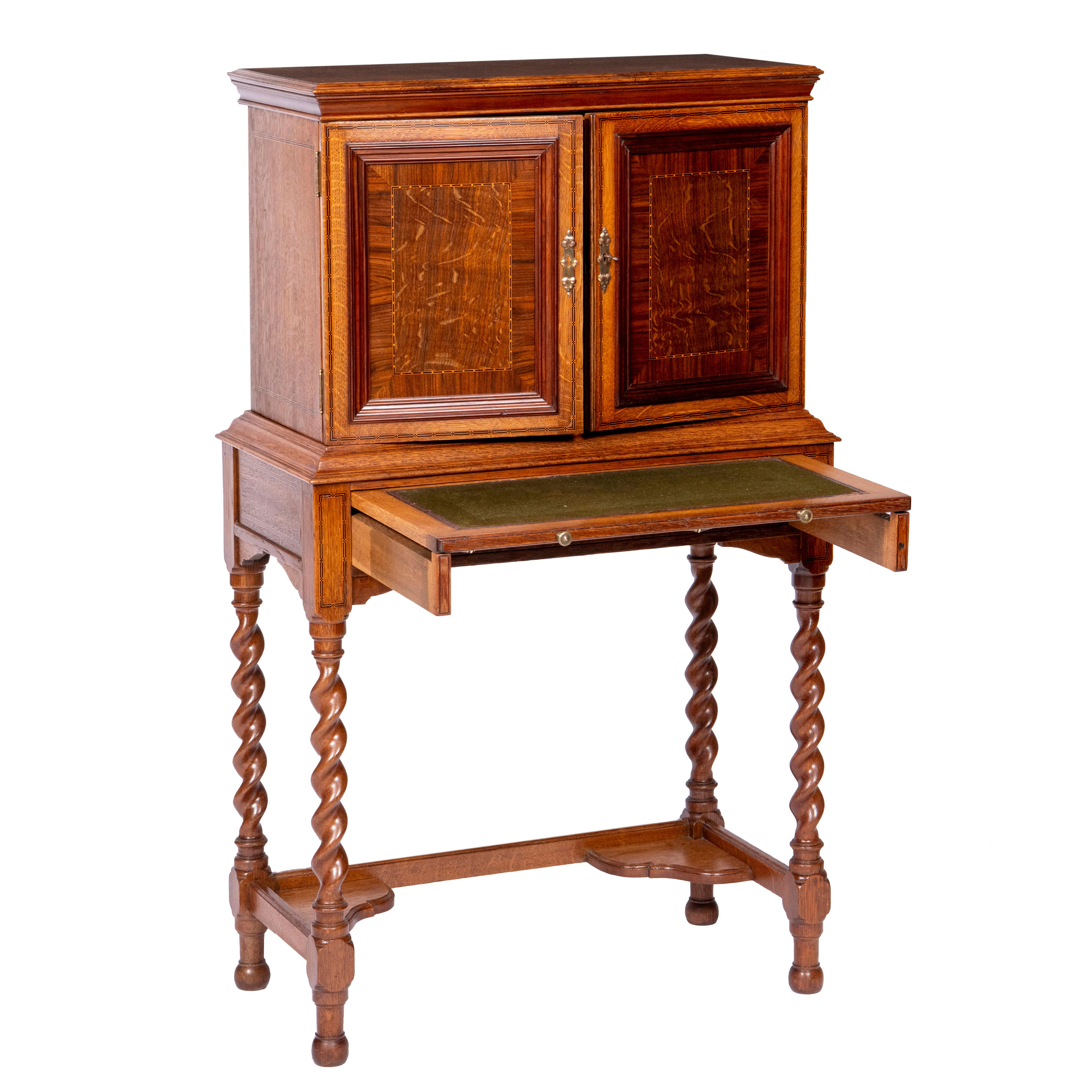 Arts and Crafts Armadio Arti e Mestieri  da Shapland & Petter di Barnstaple, Inghilterra circa 1900 in vendita