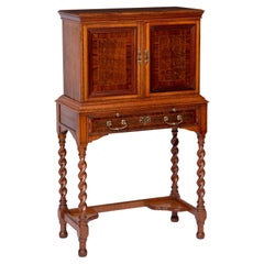 Arts and Crafts-Schrank  von Shapland & Petter aus Barnstaple, England, um 1900
