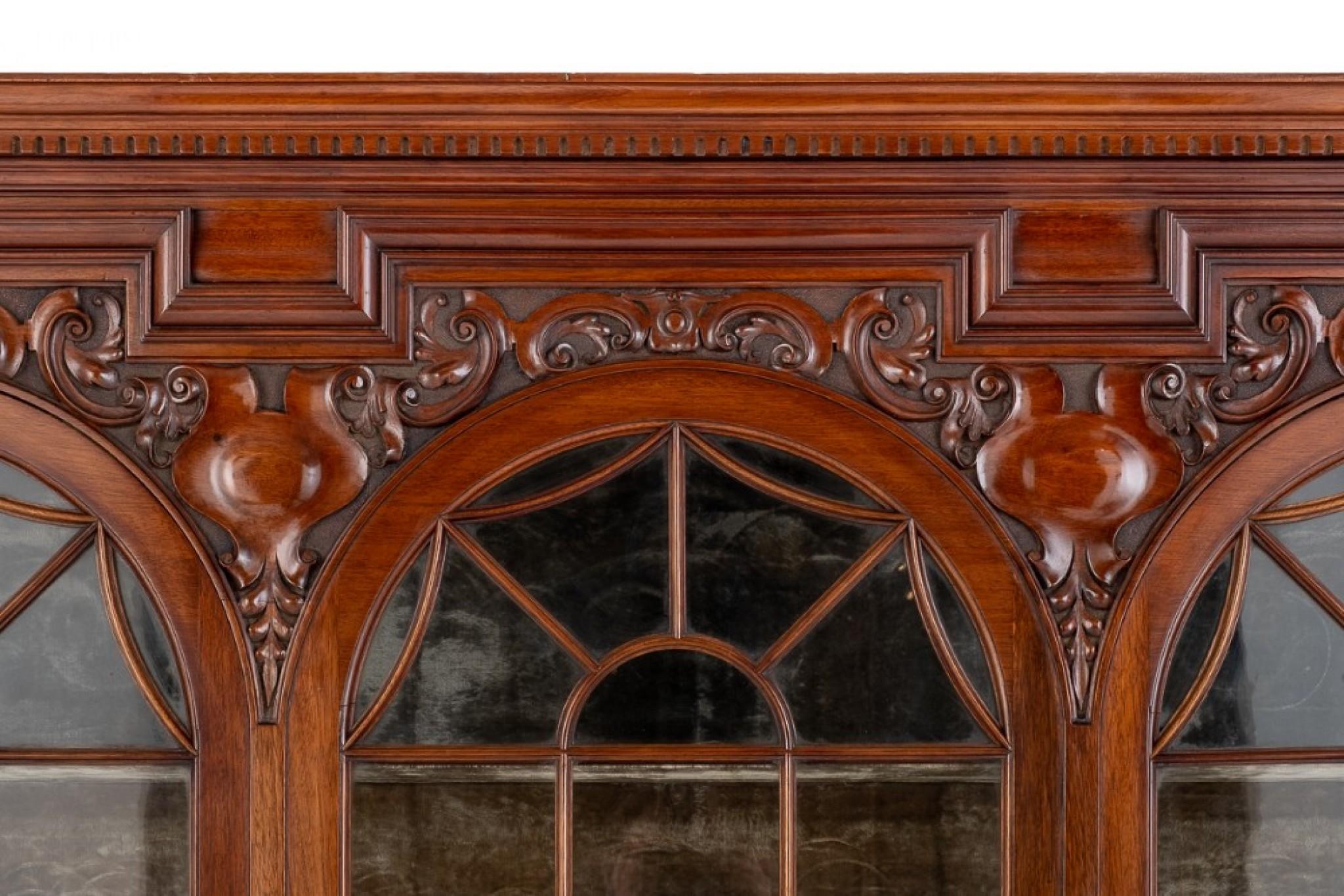 Mobile laterale in mogano Arts and Crafts.
Questo pezzo di qualità poggia su gambe anteriori cabriole con conchiglie intagliate sulle ginocchia.
circa 1890
Il pezzo è dotato di un vassoio inferiore e di uno schienale rivestito.
Il fregio del