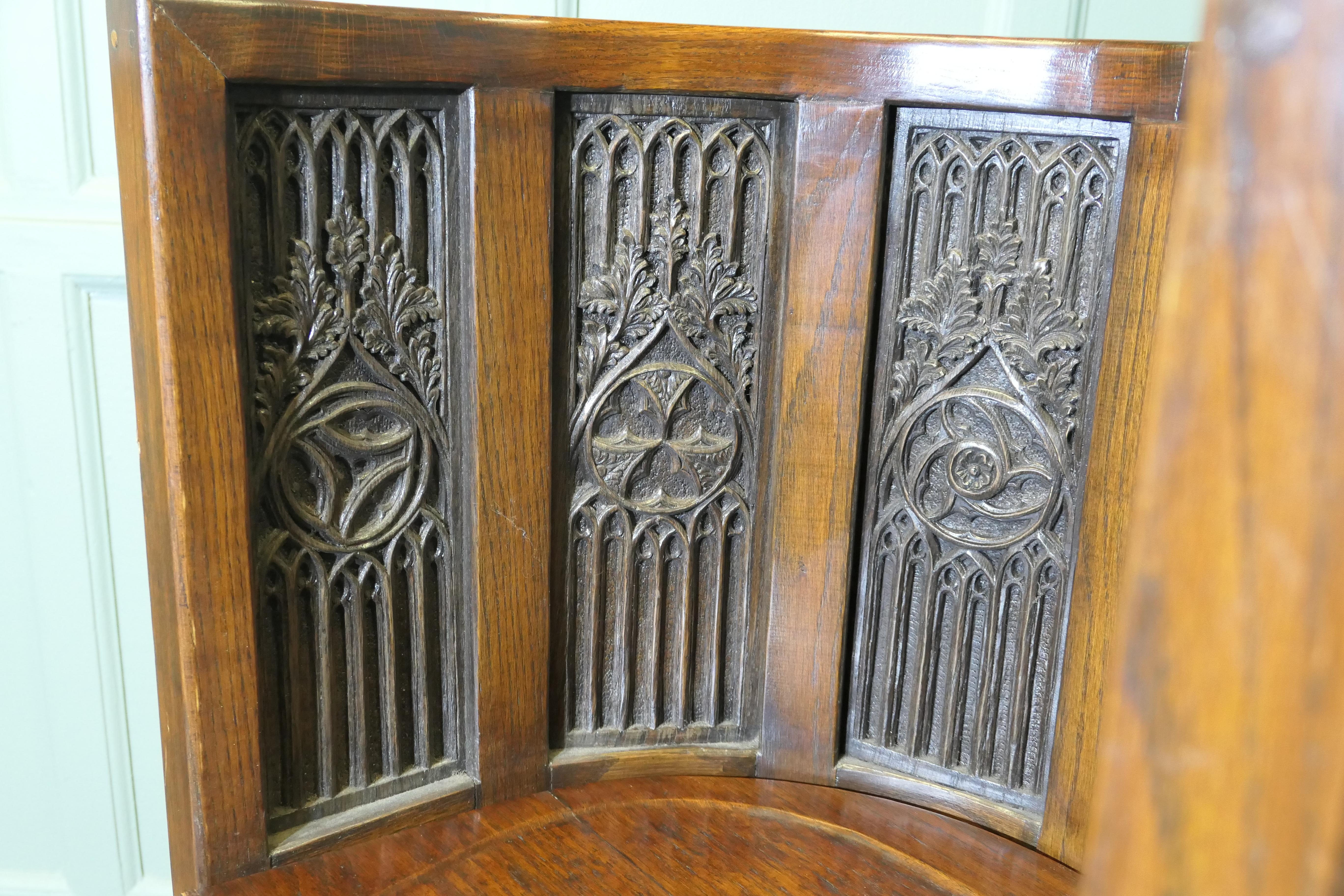 Arts and Crafts Carved Barrel Back Hall or Library Chairs In condizioni buone in vendita a Godshill, Isle of Wight