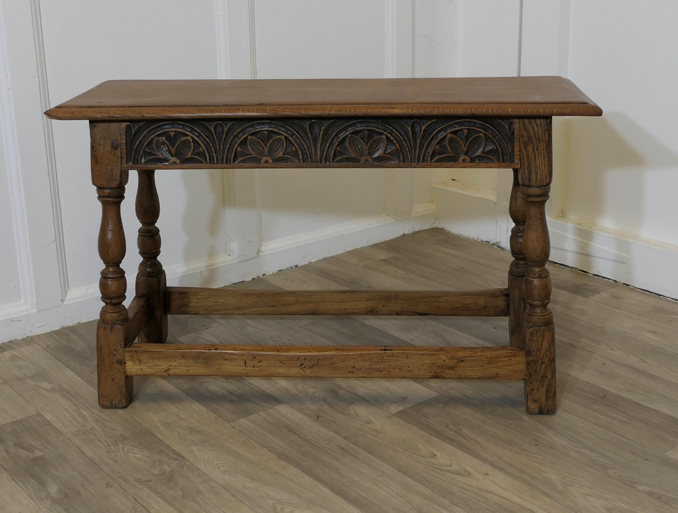 Arts and Crafts Country Golden Oak Joint Stool Window Seat, Hall Bench

Il s'agit d'un bon meuble de campagne de l'époque victorienne. Le siège est en chêne massif avec un bord moulé et le tabouret est décoré de sculptures sur les quatre côtés.
Il