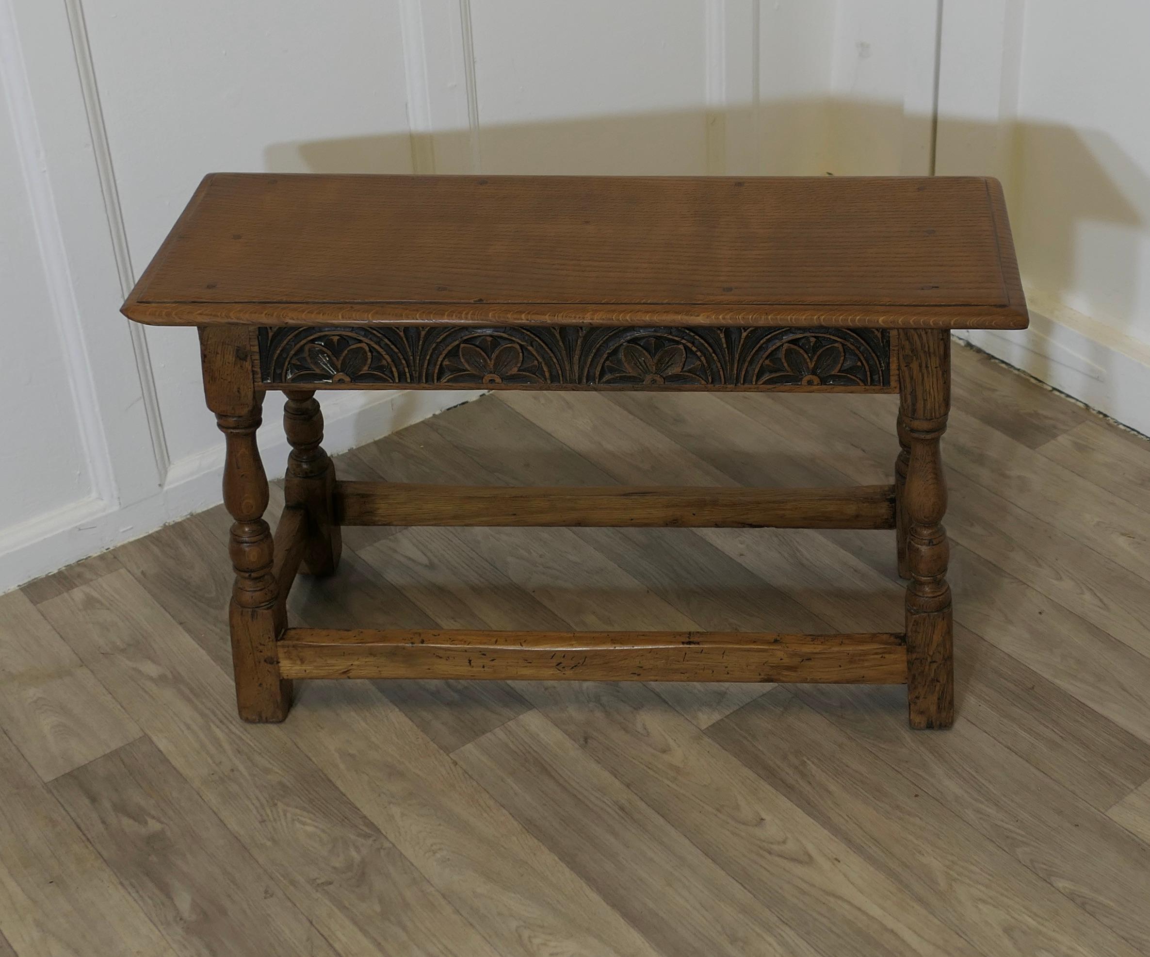 Arts and Crafts Art and Crafts Carved Country Golden Oak Joint Stool Window Seat, Hall Bench en vente