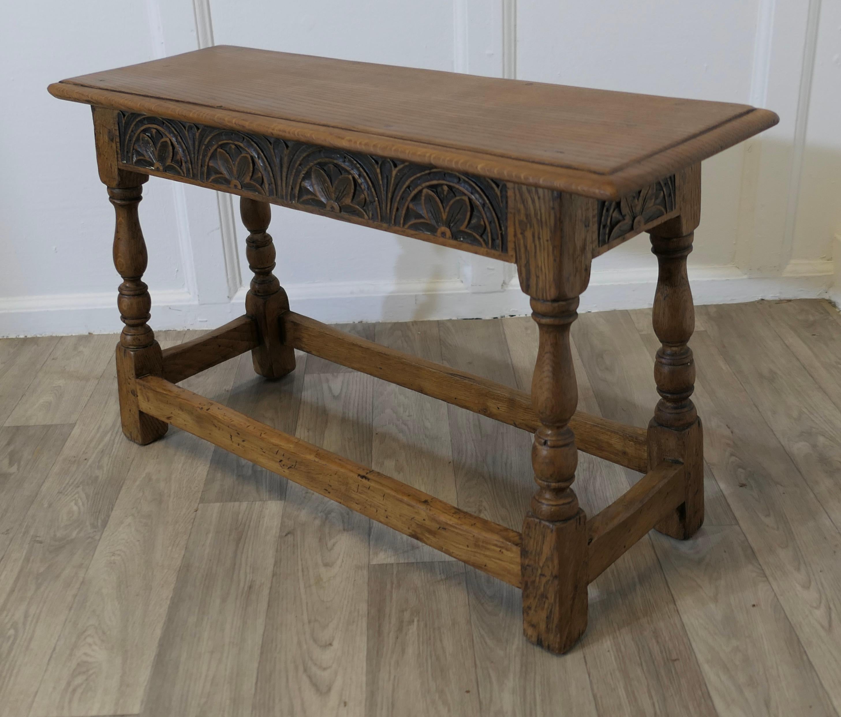 Art and Crafts Carved Country Golden Oak Joint Stool Window Seat, Hall Bench Bon état - En vente à Godshill, Isle of Wight