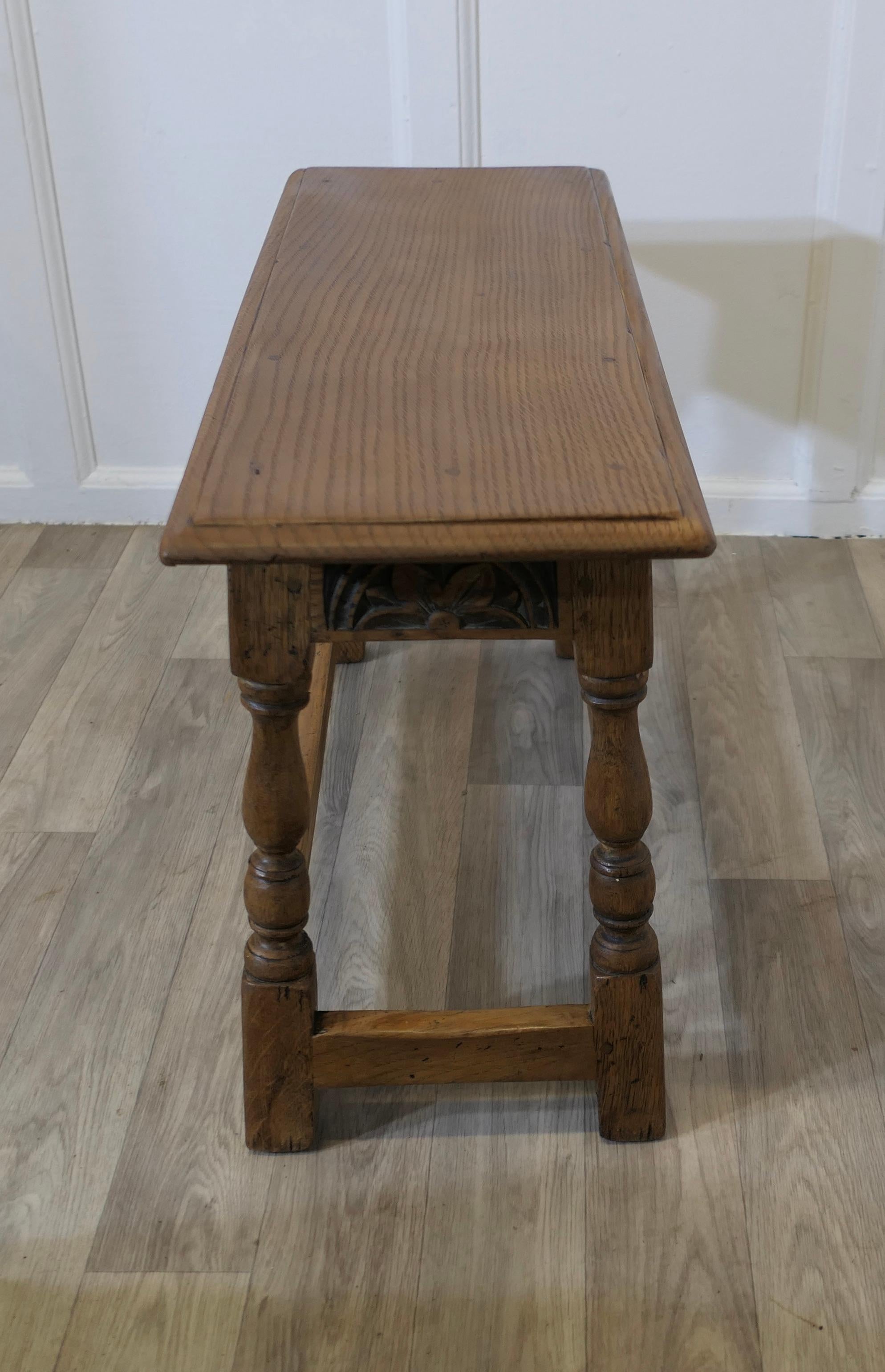 XIXe siècle Art and Crafts Carved Country Golden Oak Joint Stool Window Seat, Hall Bench en vente