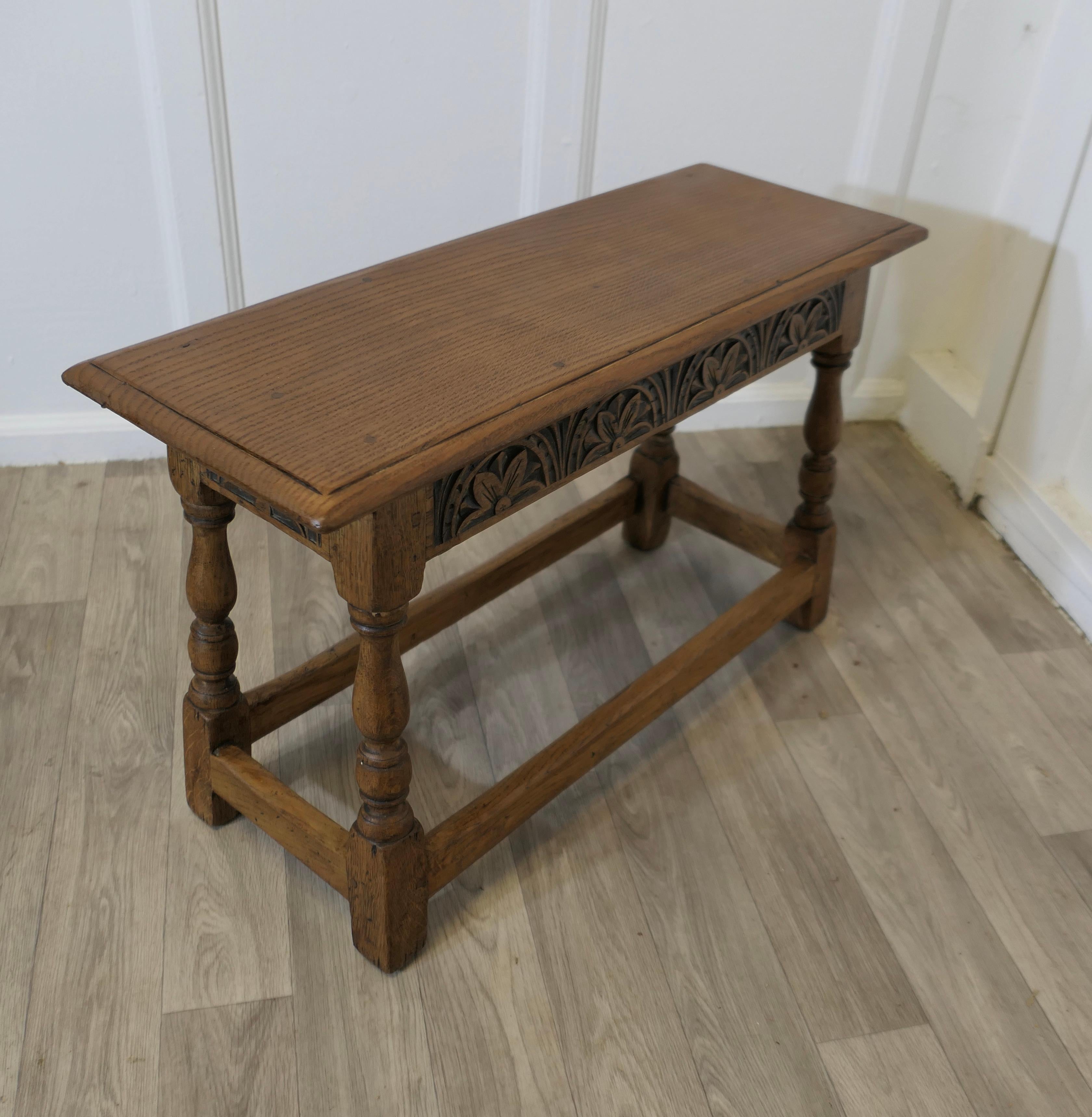 Chêne Art and Crafts Carved Country Golden Oak Joint Stool Window Seat, Hall Bench en vente