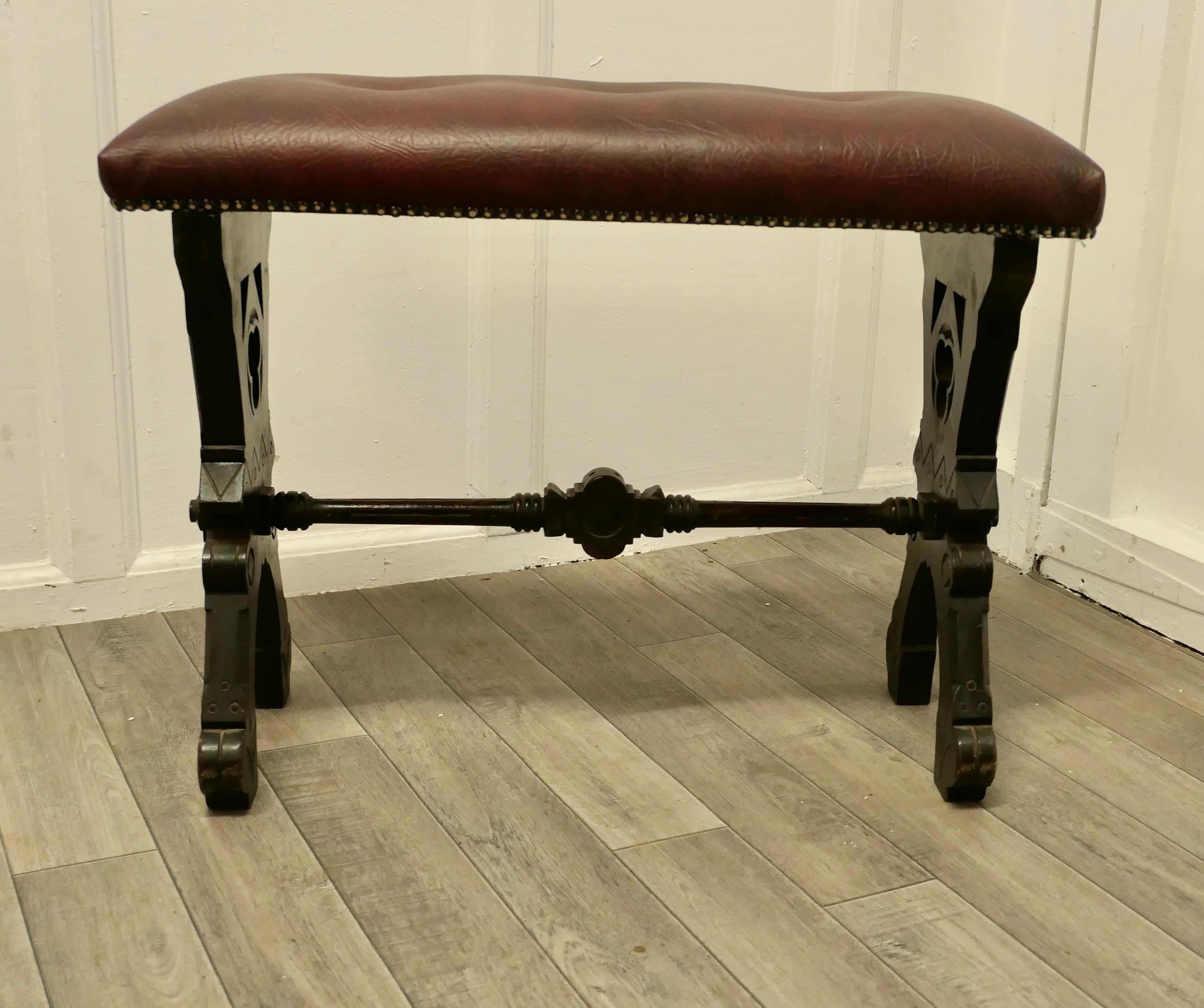Arts and Crafts Sgabello da organista, sedile da finestra, panca da sala in Oak Oak intagliato, Art Carved in vendita
