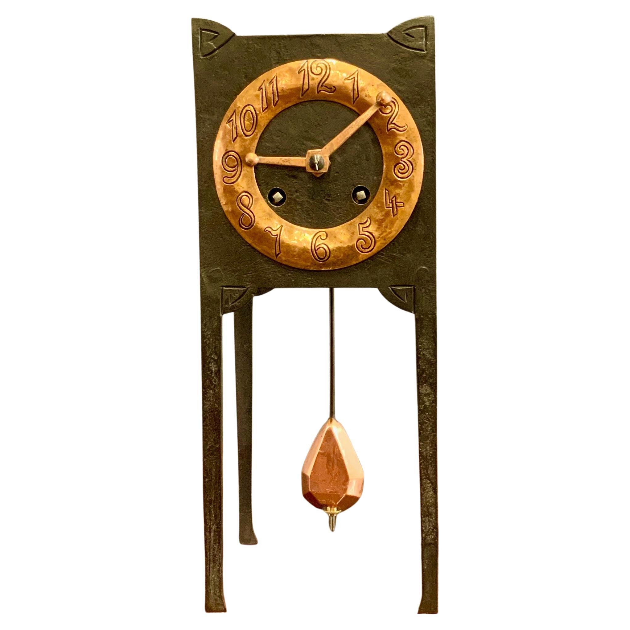 Horloge de cheminée en fonte et cuivre de style Craft