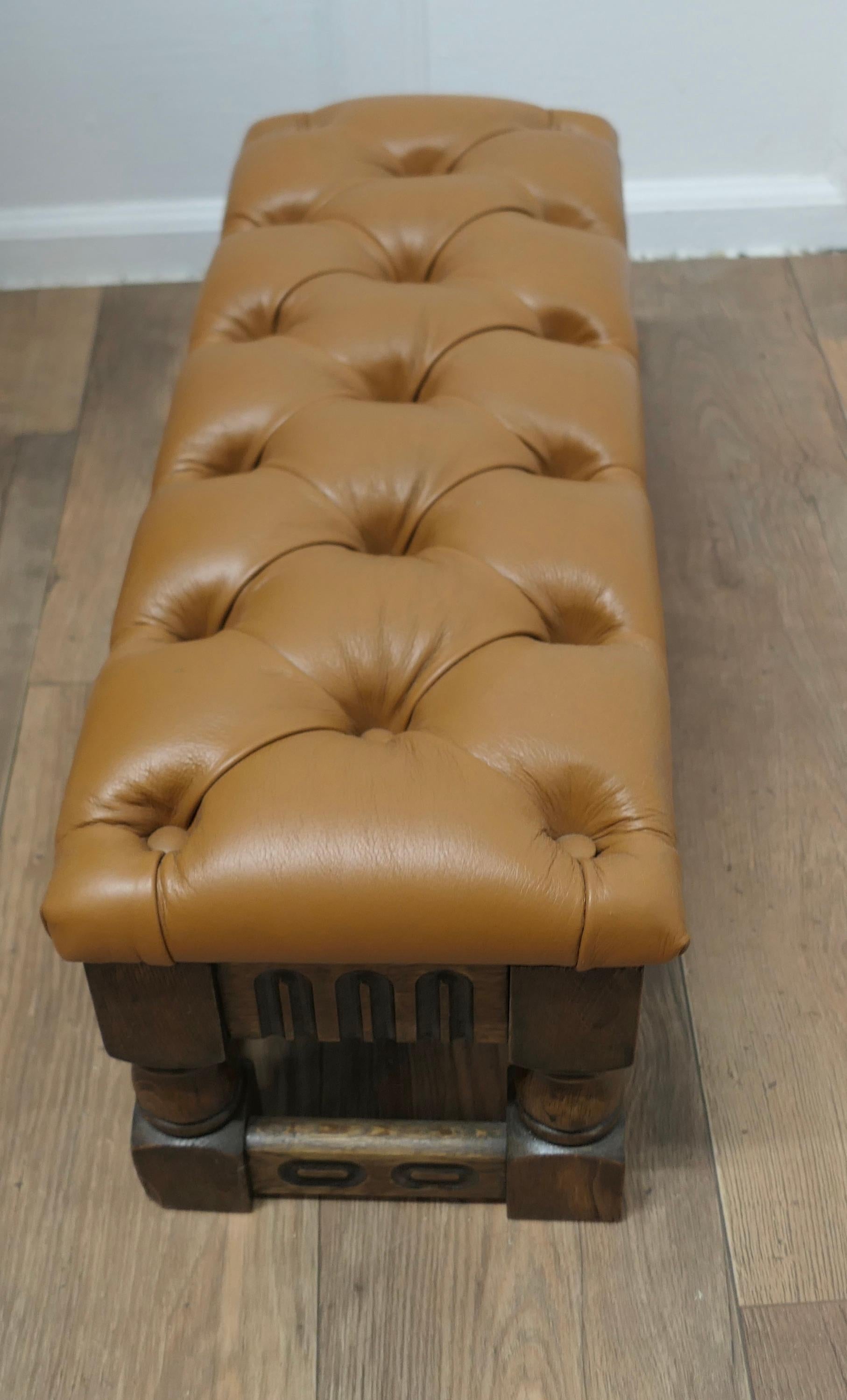 Arts and Crafts Chesterfield Buttoned Leather Oak Foot Stool    In Good Condition For Sale In Chillerton, Isle of Wight