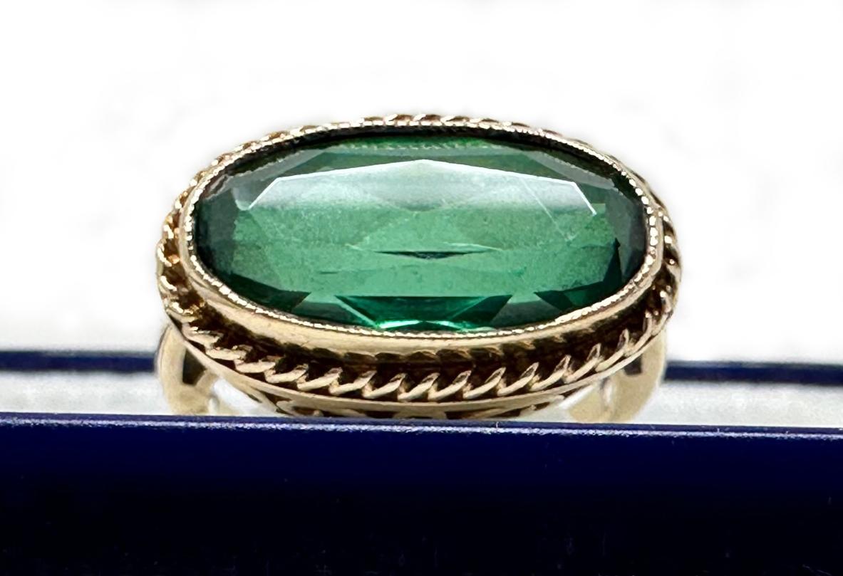 Arts and Crafts period Women's ring. Stunning large gem quality faceted green tourmaline and 10 carat gold ring. 
The tourmaline is a Stunning deep green colored gemstone, with very good clarity, a very nice stone. Delicate and fine open gold scroll